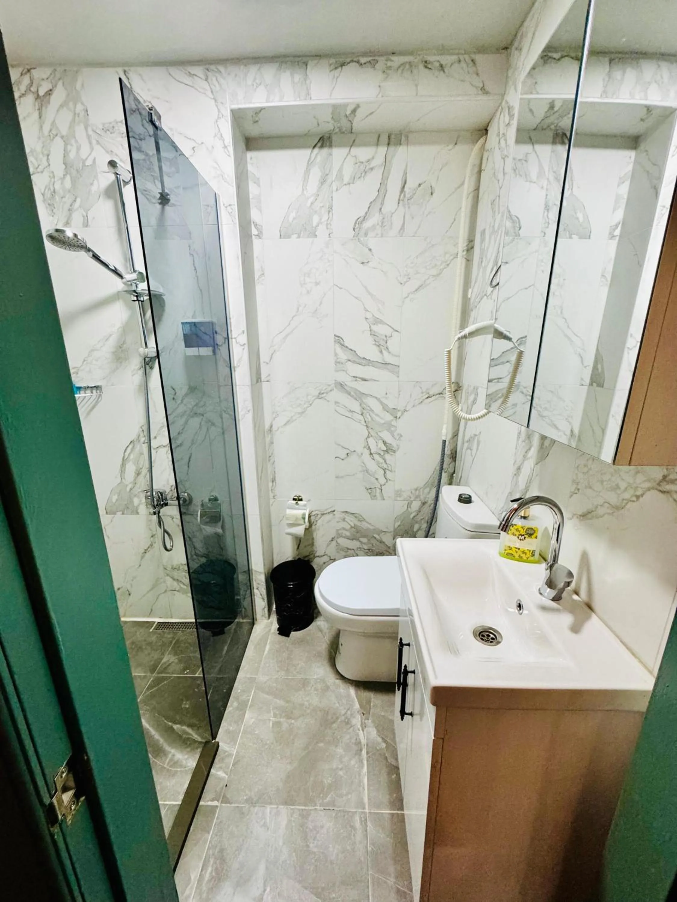 Shower in Otel Kadıköy