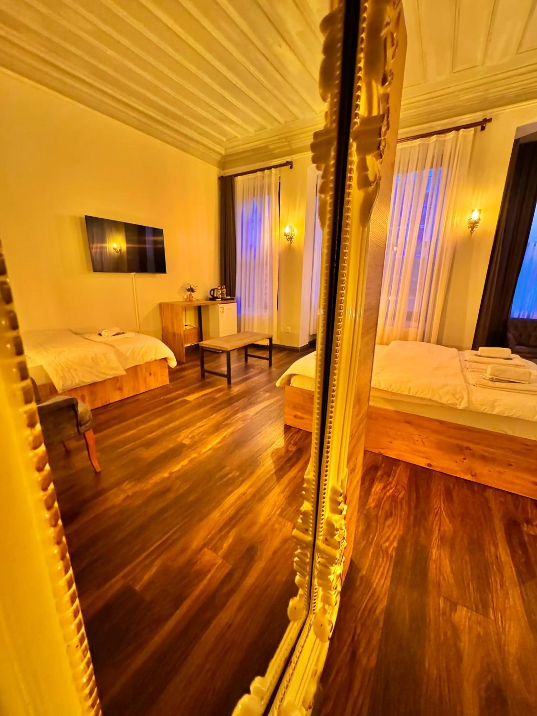 Communal lounge/ TV room, Bed in Otel Kadıköy