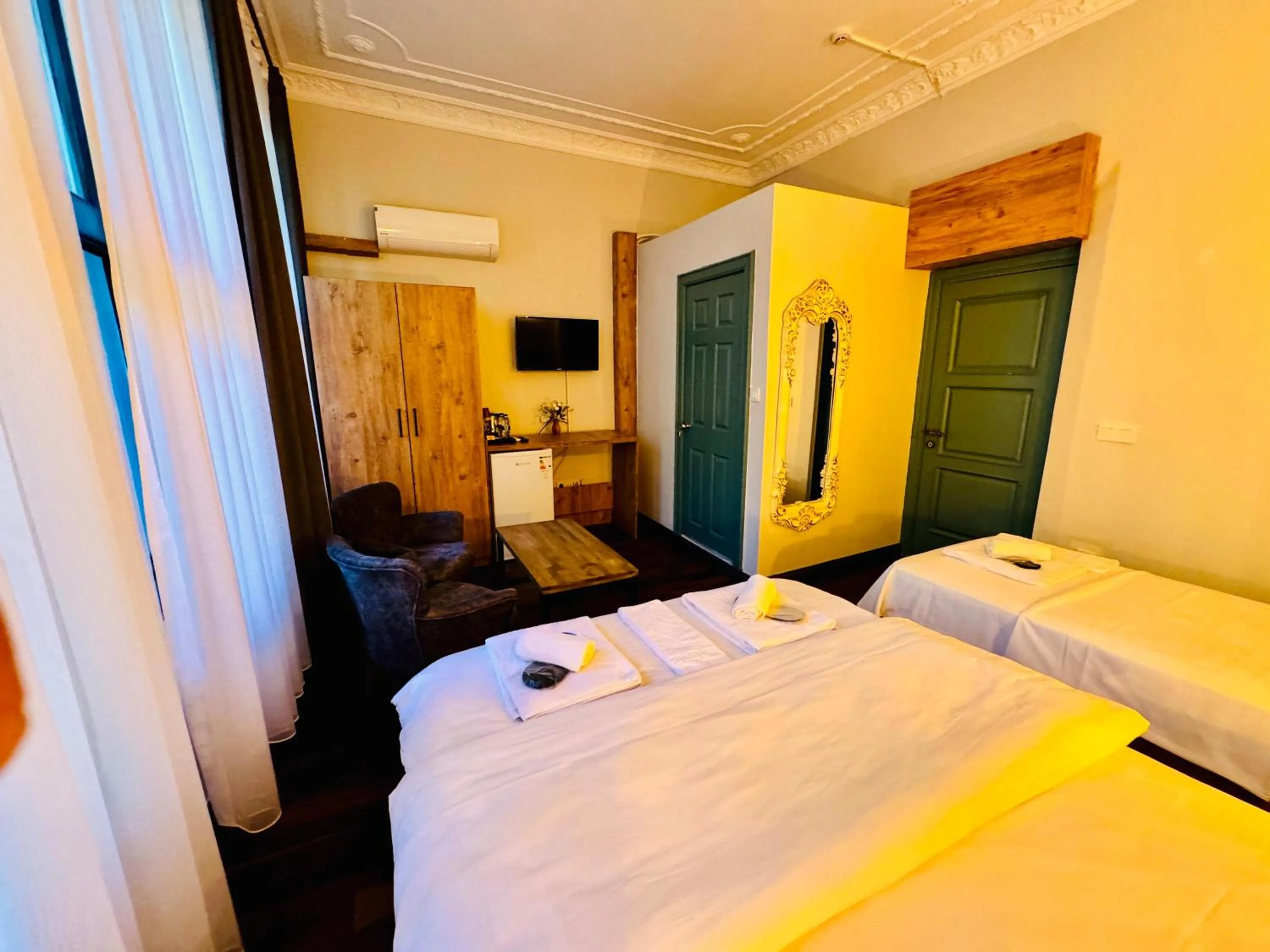 Communal lounge/ TV room, Bed in Otel Kadıköy