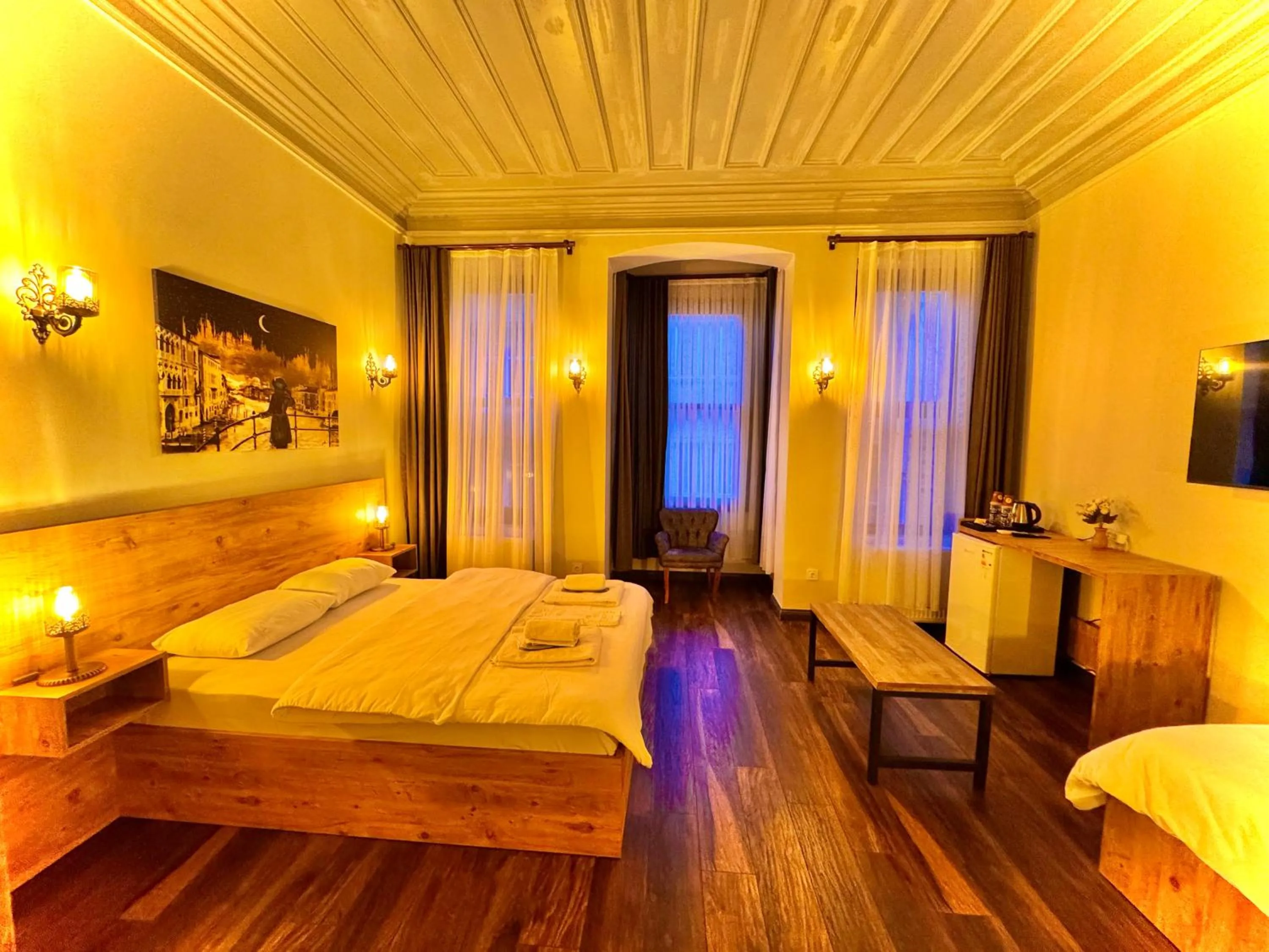 Communal lounge/ TV room, Bed in Otel Kadıköy