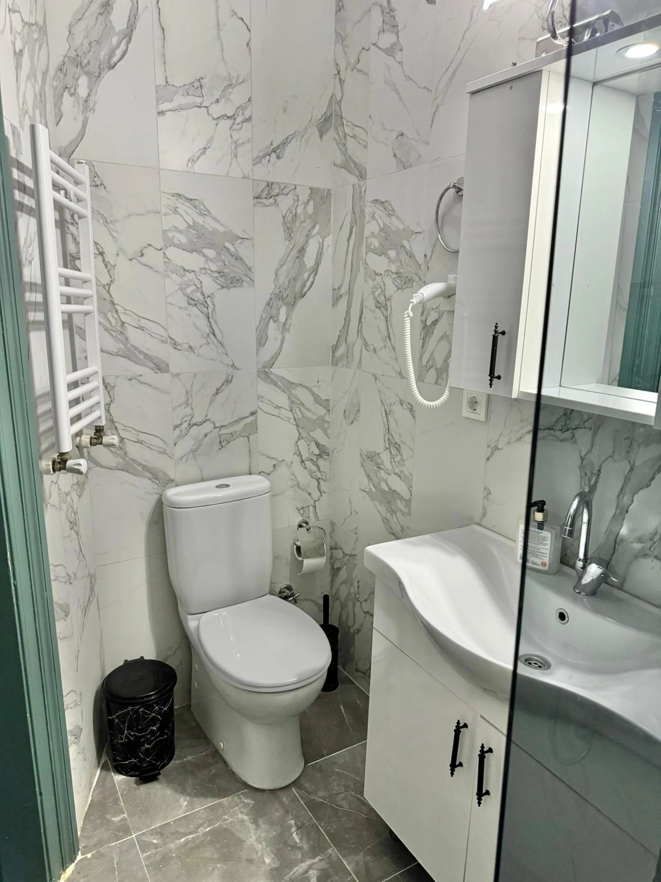 Shower in Otel Kadıköy