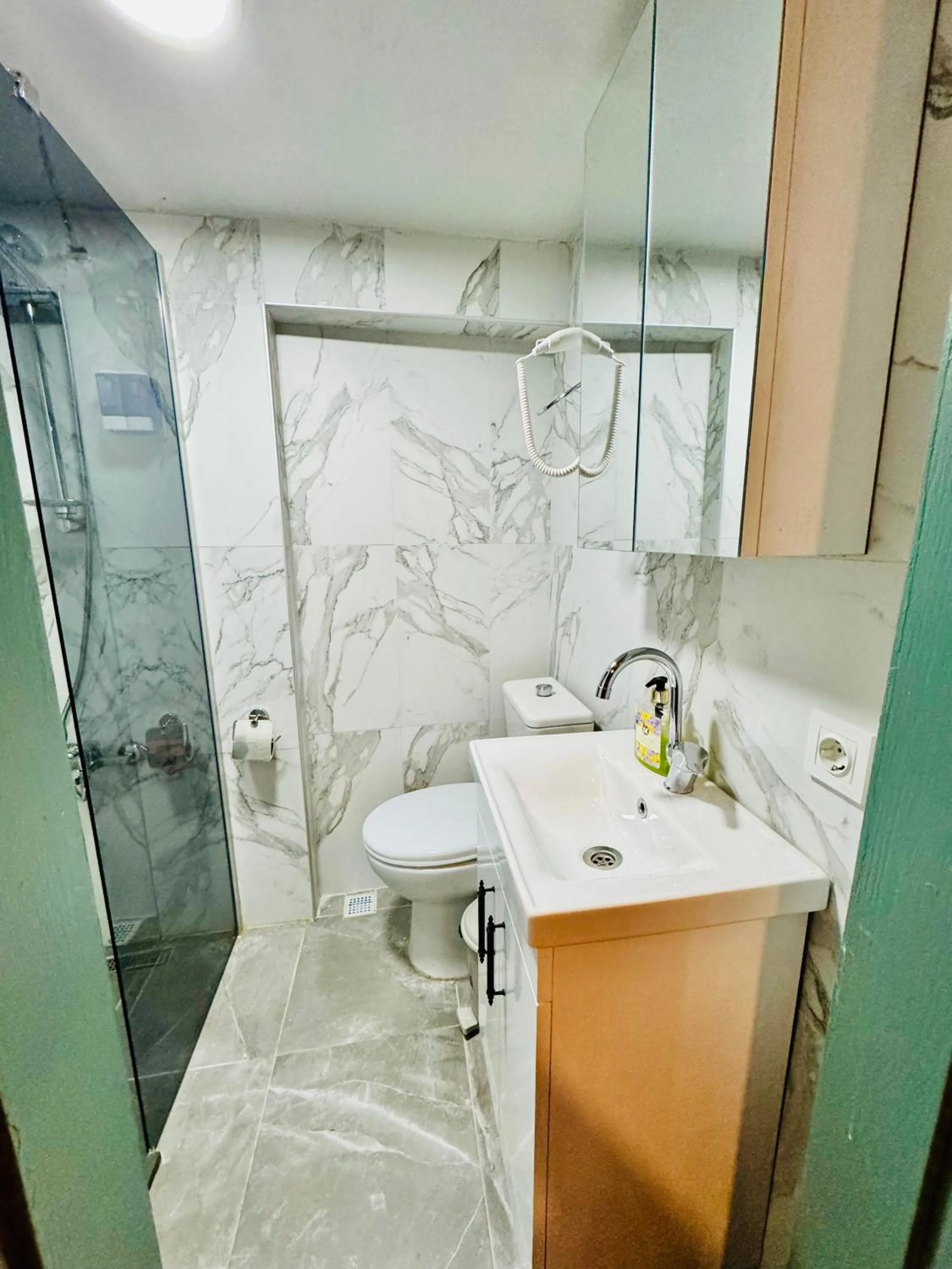 Shower in Otel Kadıköy