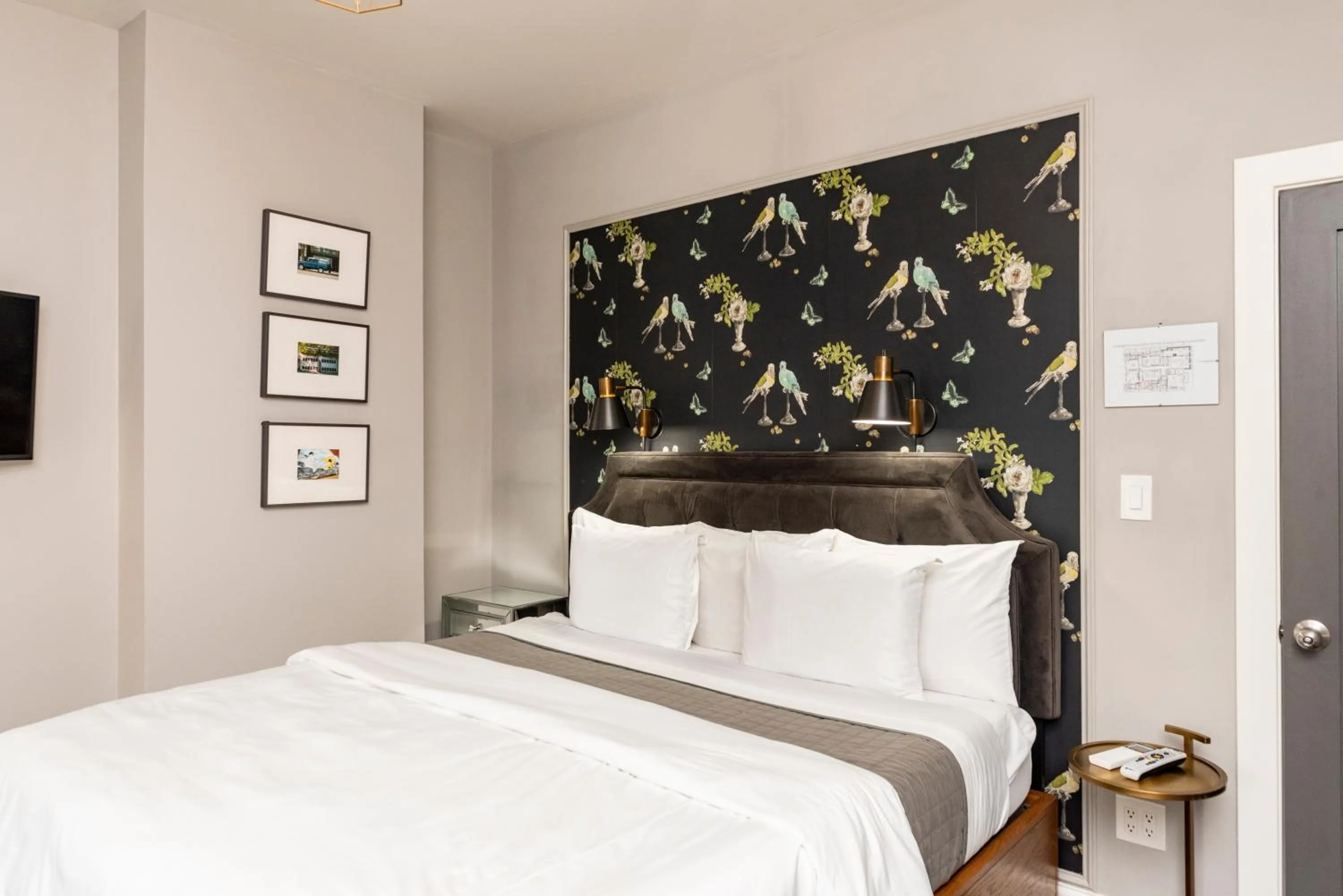 Photo of the whole room, Bed in Wicker Park Inn