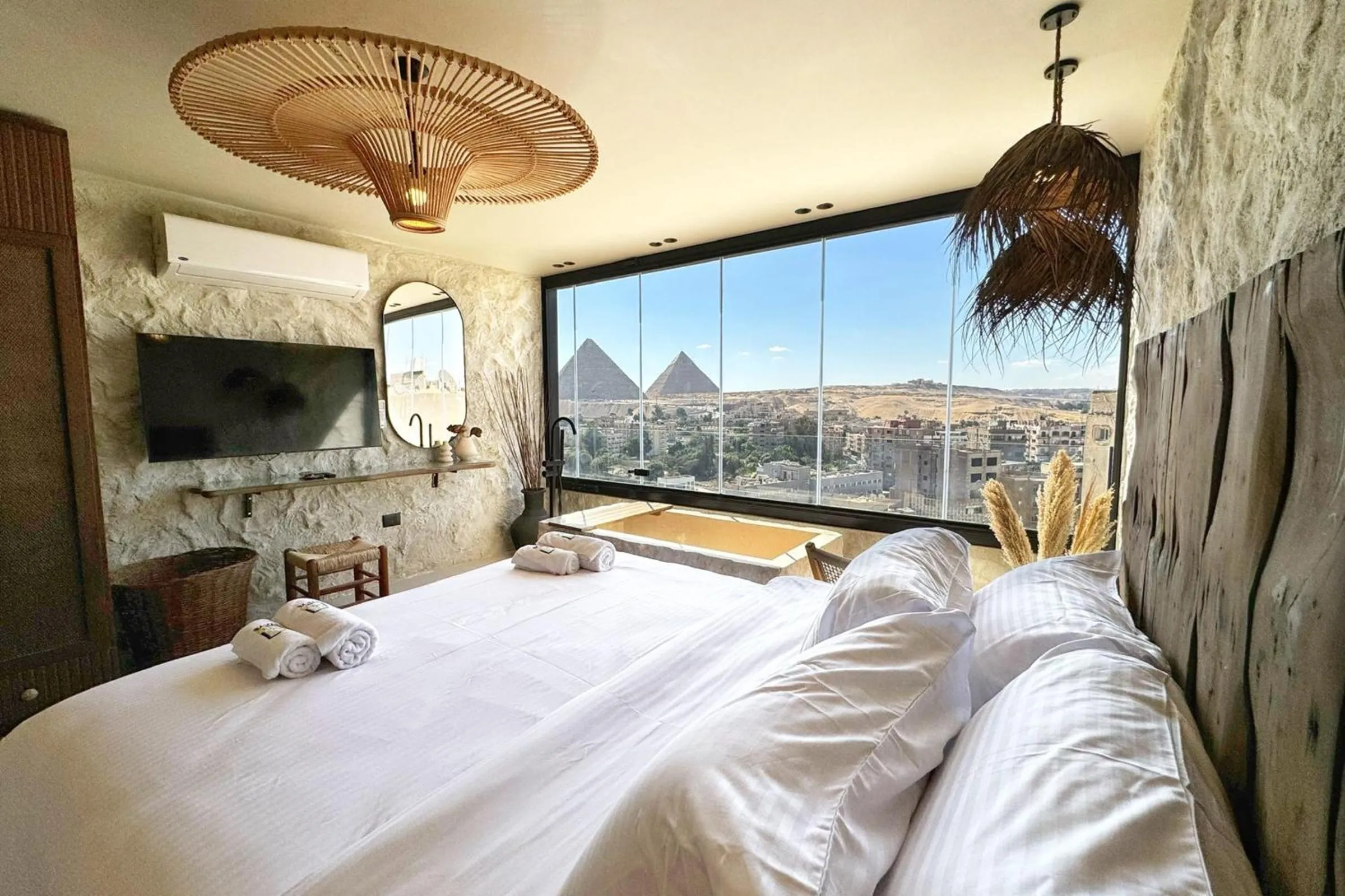 The 2 BDR Pyramids Vista w Bathtub