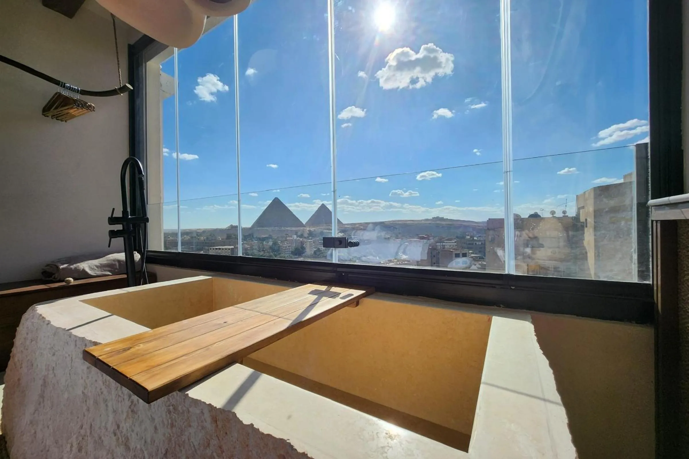 The 2 BDR Pyramids Vista w Bathtub