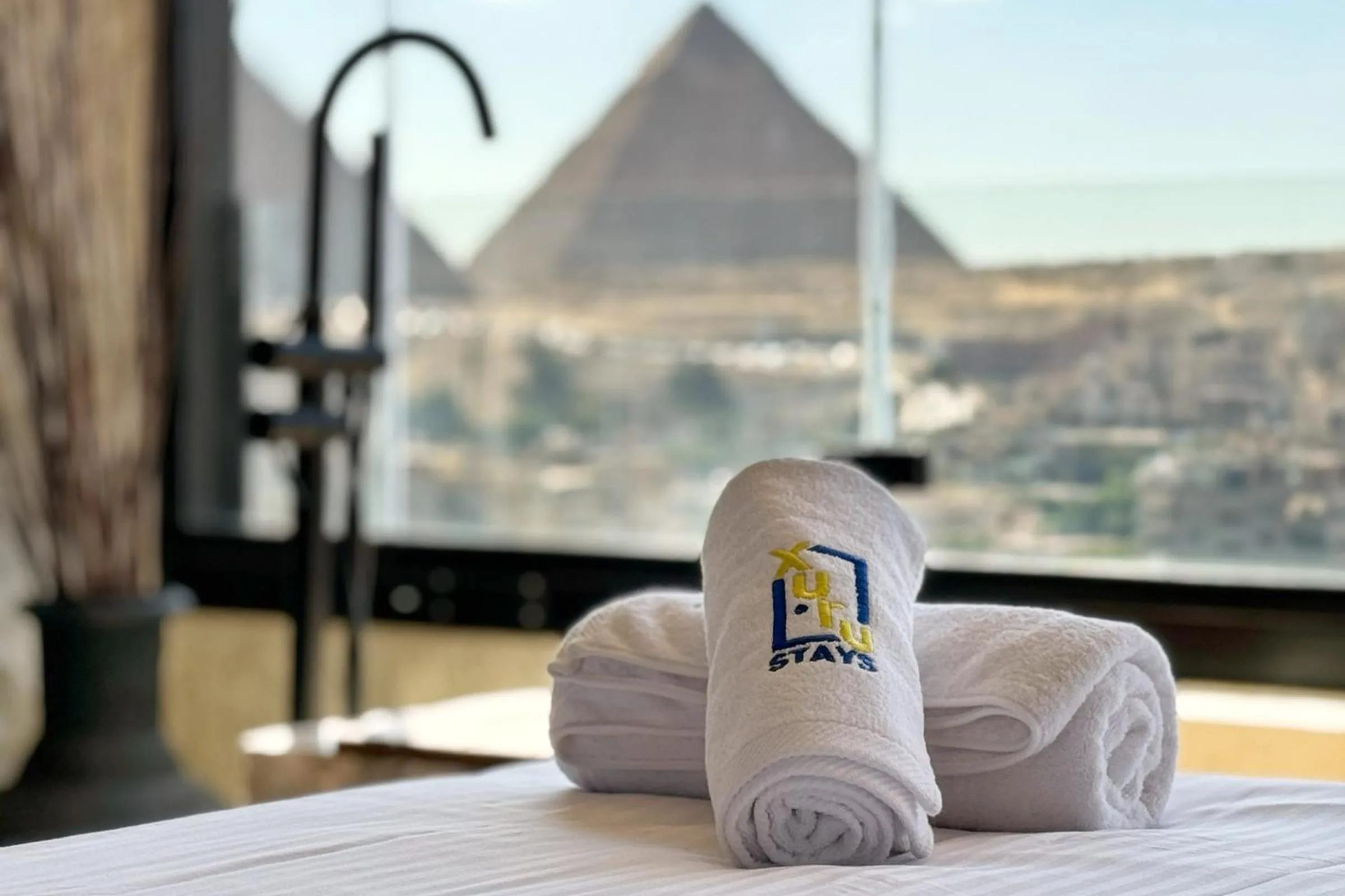The 2 BDR Pyramids Vista w Bathtub