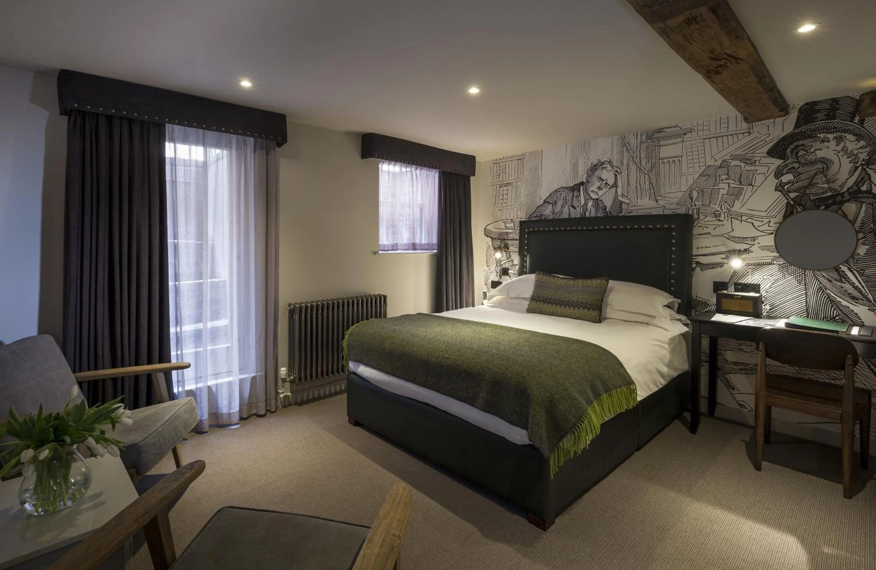 Photo of the whole room, Bed in Judges Court