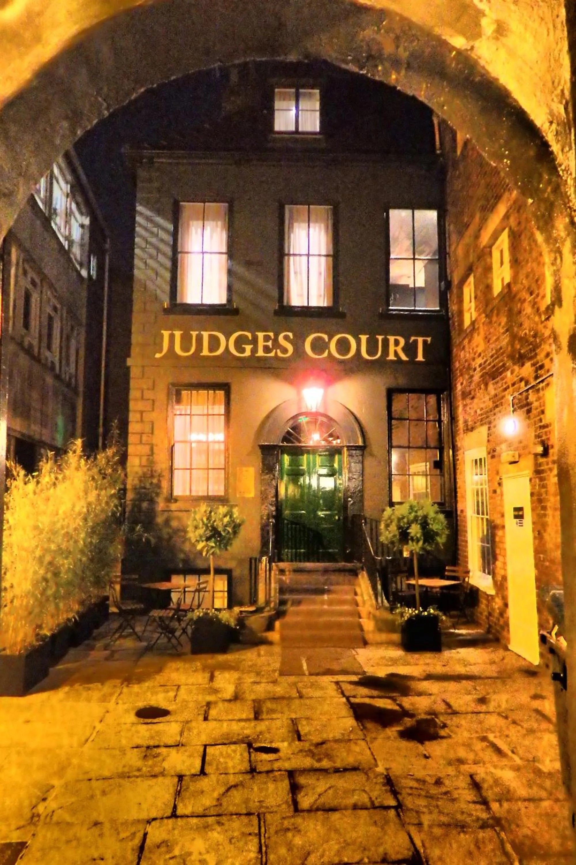 Facade/entrance in Judges Court
