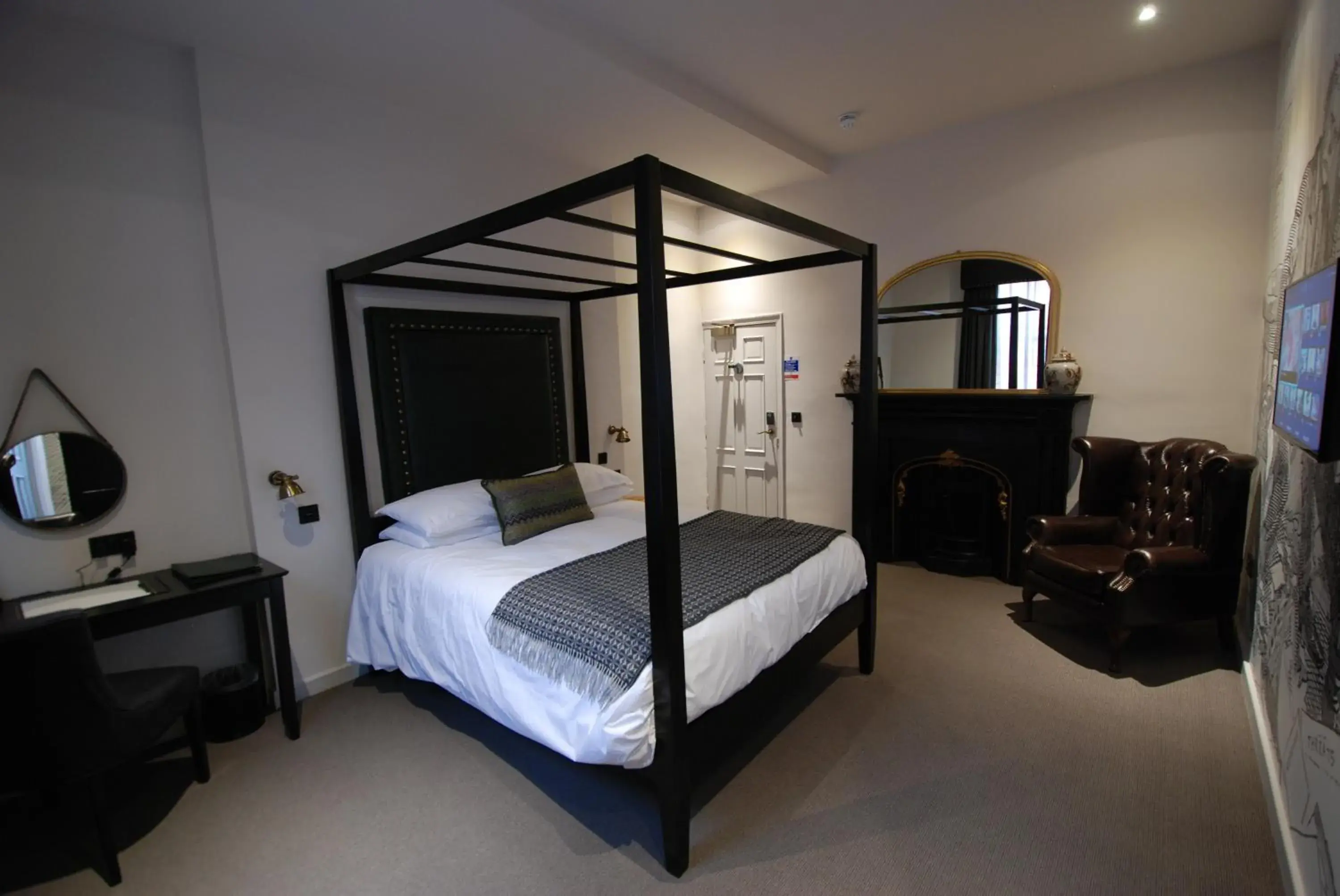 Luxury King Room with Four-Poster Bed in Judges Court Luxury King Room with Four-Poster Bed in Judges Court