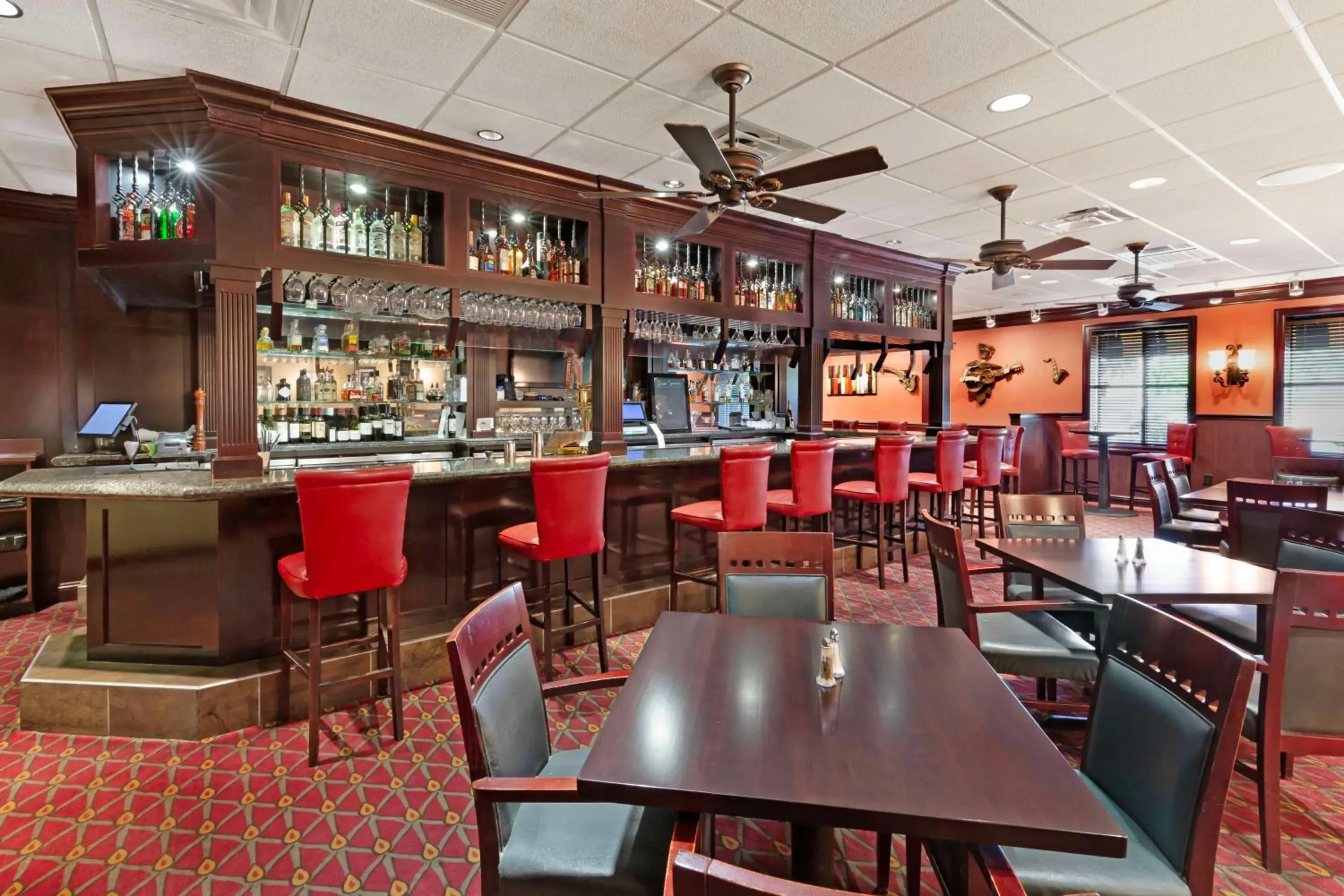 Lounge or bar in Best Western Plus Burlington Lounge or bar in Best Western Plus Burlington