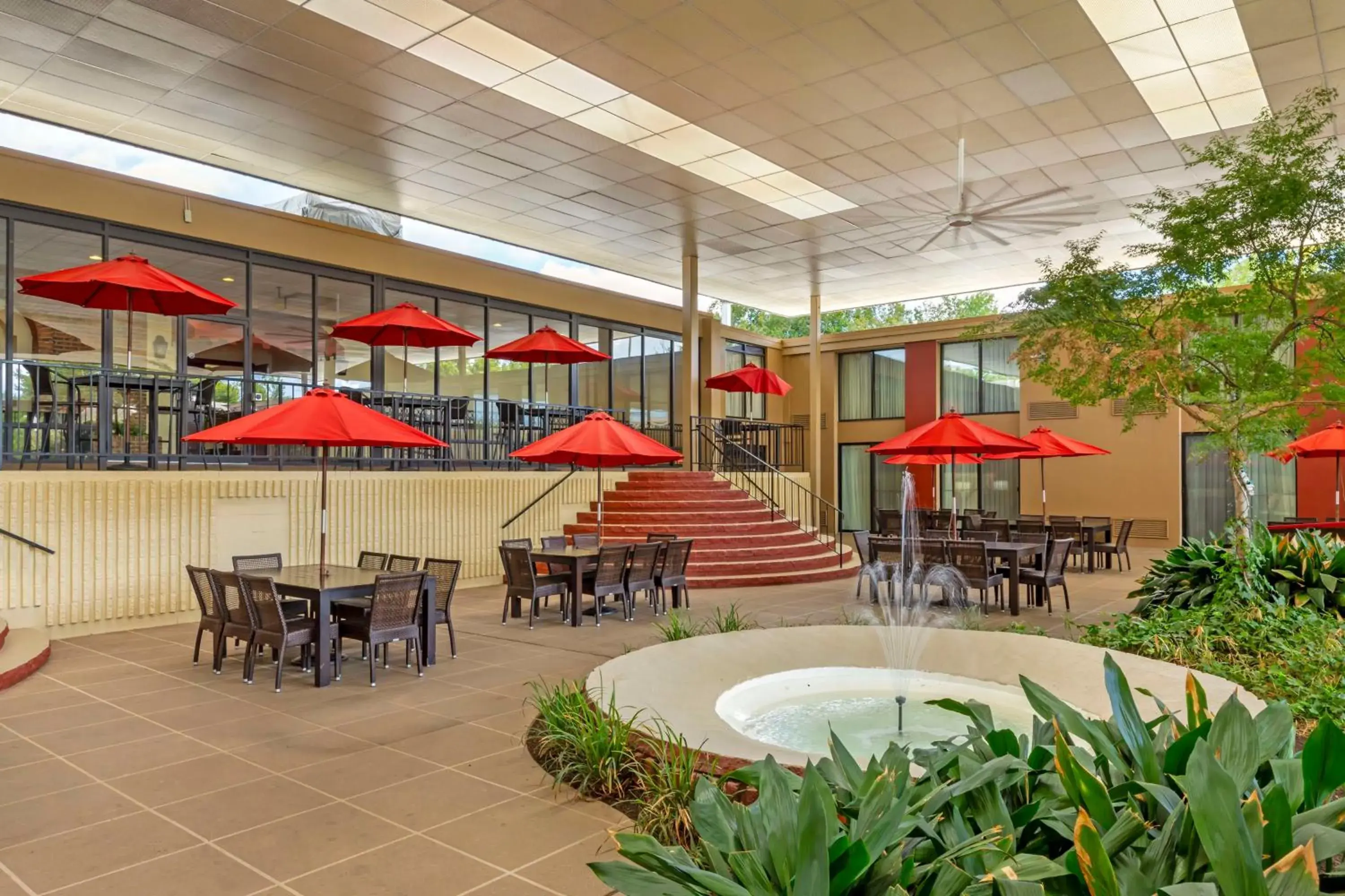 Property building in Best Western Plus Burlington Property building in Best Western Plus Burlington