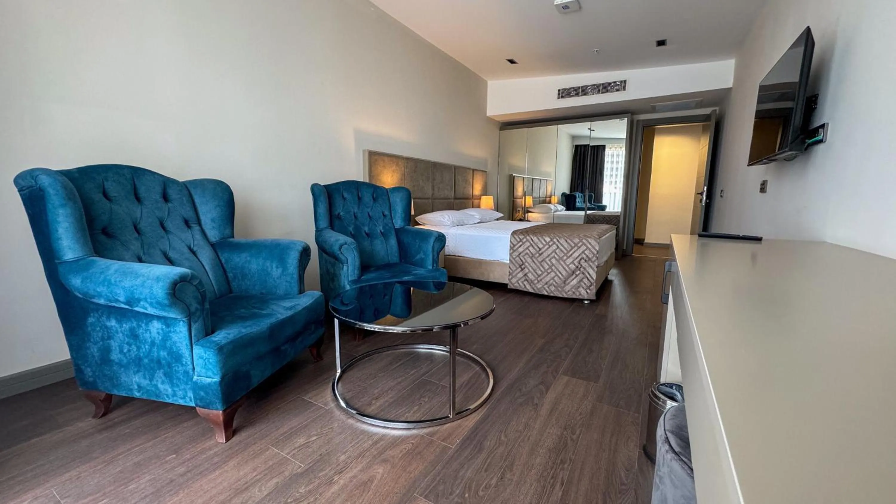 Communal lounge/ TV room in Alice Hotel Antalya