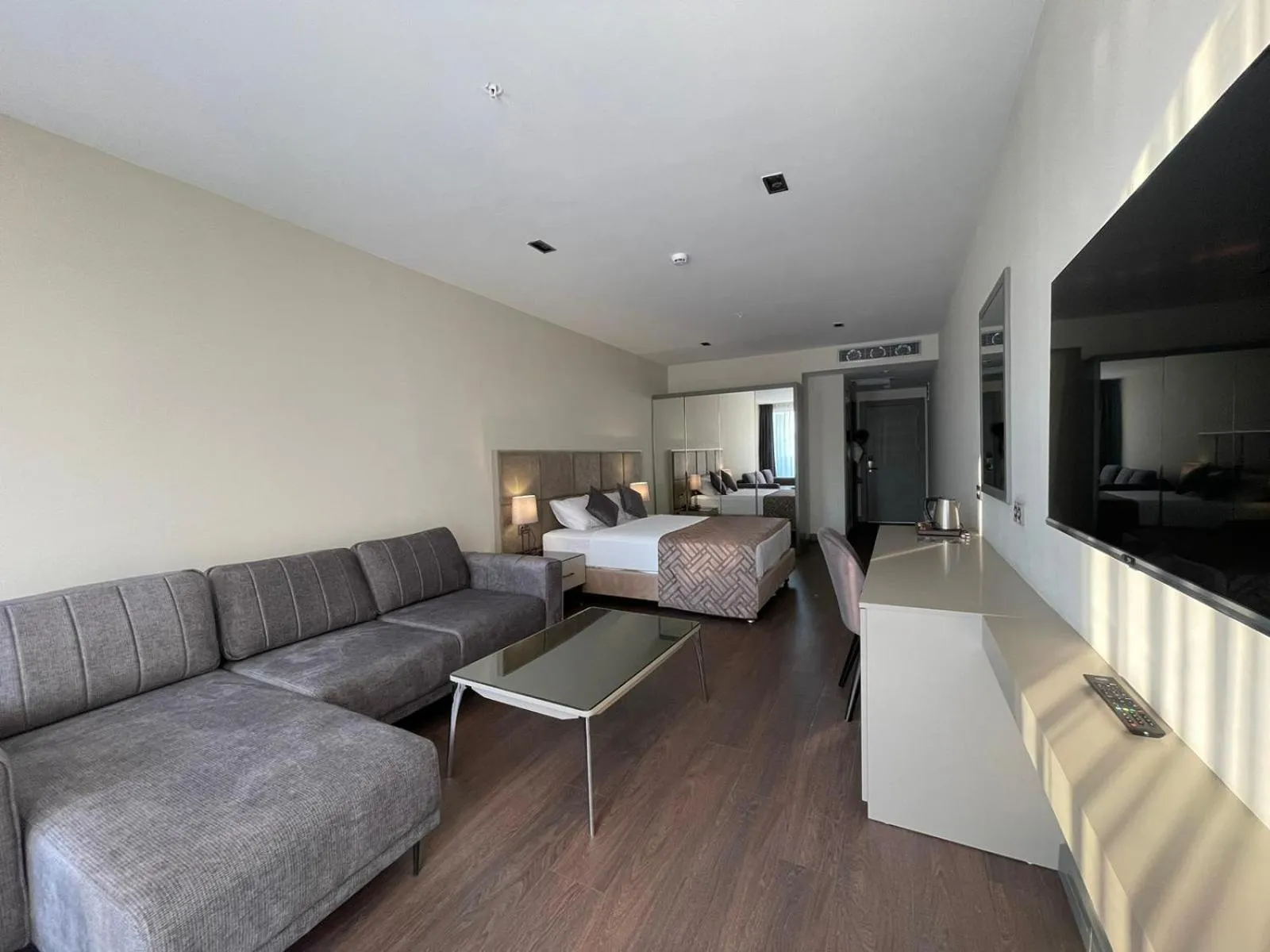 Communal lounge/ TV room in Alice Hotel Antalya