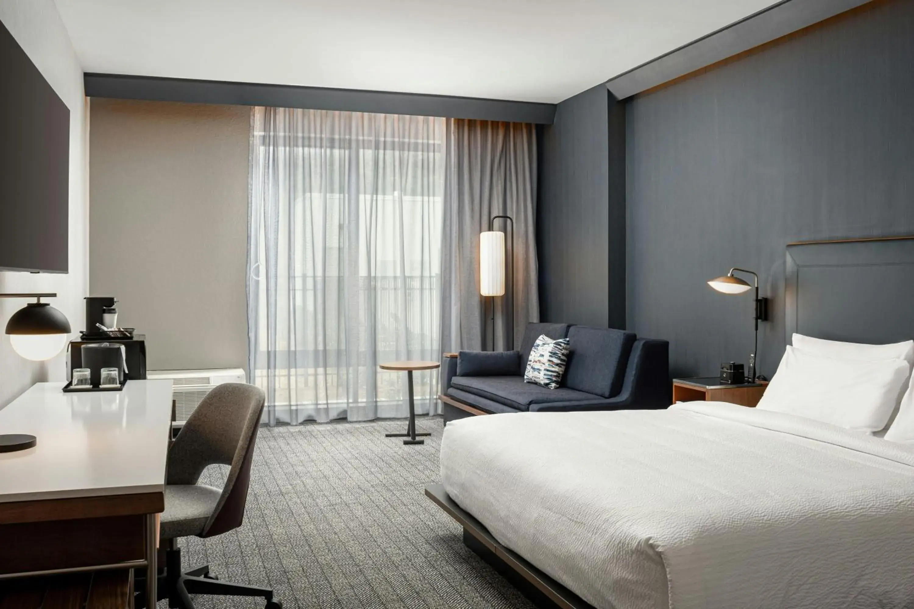 Standard King Room in Courtyard by Marriott Cleveland TN Standard King Room in Courtyard by Marriott Cleveland TN