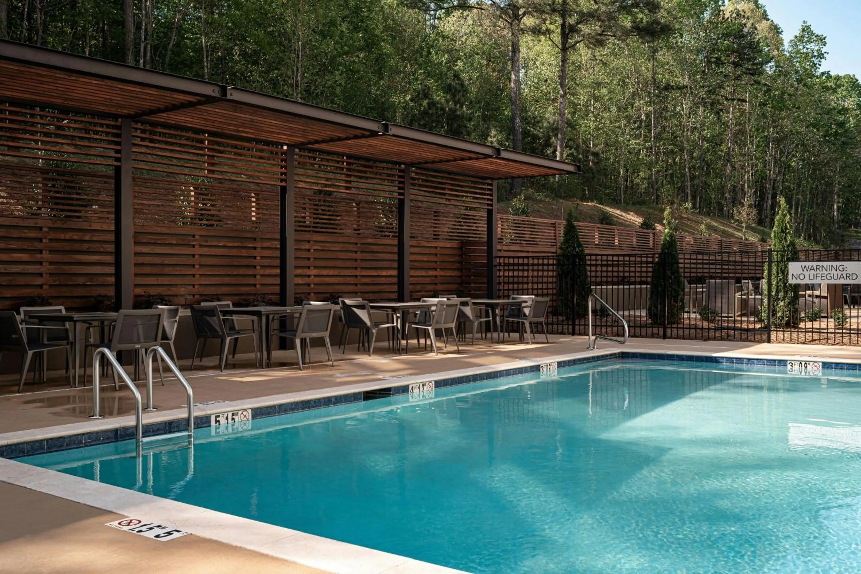 Swimming pool in Courtyard by Marriott Cleveland TN