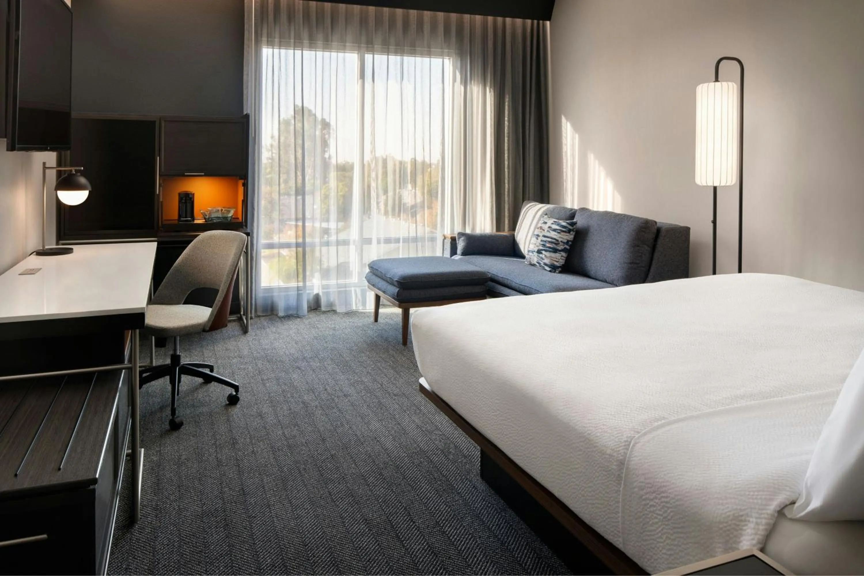 Photo of the whole room, Bed in Courtyard by Marriott Cleveland TN