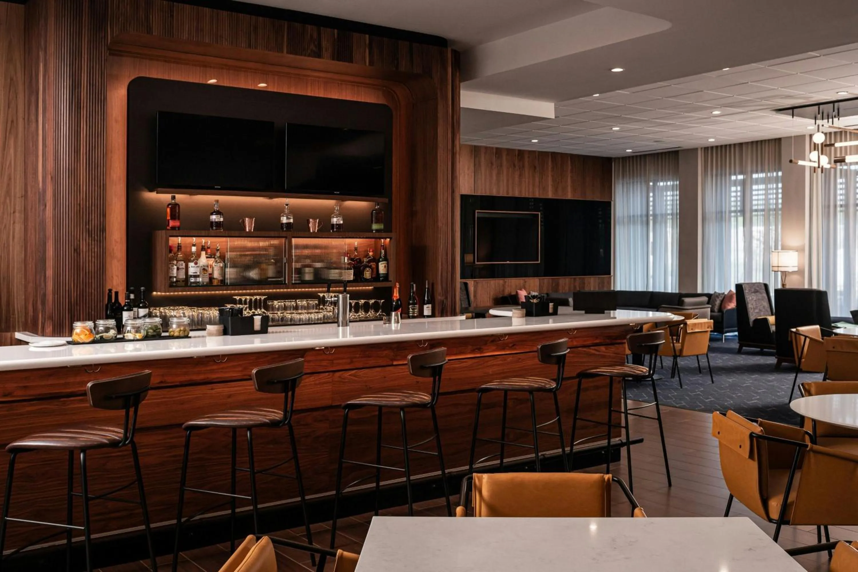 Lounge or bar in Courtyard by Marriott Cleveland TN