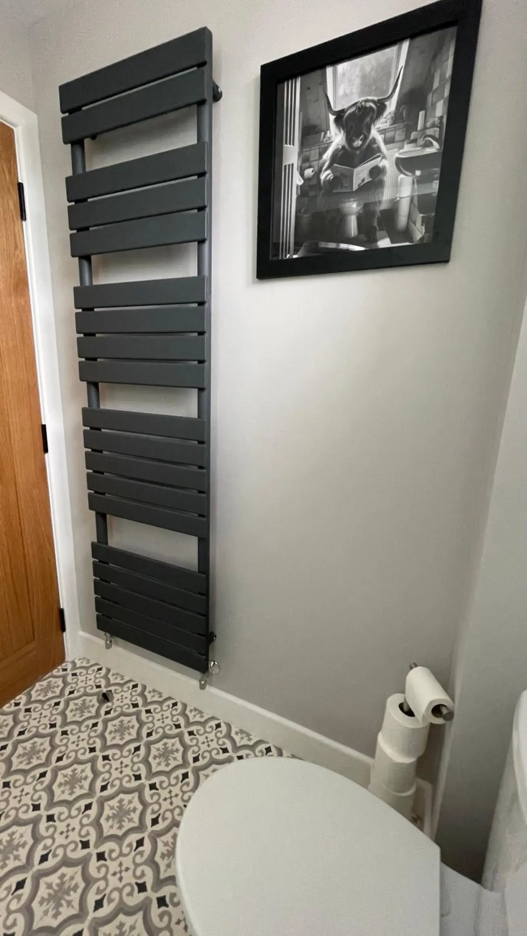 Toilet, Bed in Braeview - by Caithness Luxury Apartments NC500 - 3 Bedroom Luxury holiday home - Sleeps Work teams upto 3 & holiday makers upto 5 Toilet, Bed in Braeview - by Caithness Luxury Apartments NC500 - 3 Bedroom Luxury holiday home - Sleeps Work teams upto 3 & holiday makers upto 5