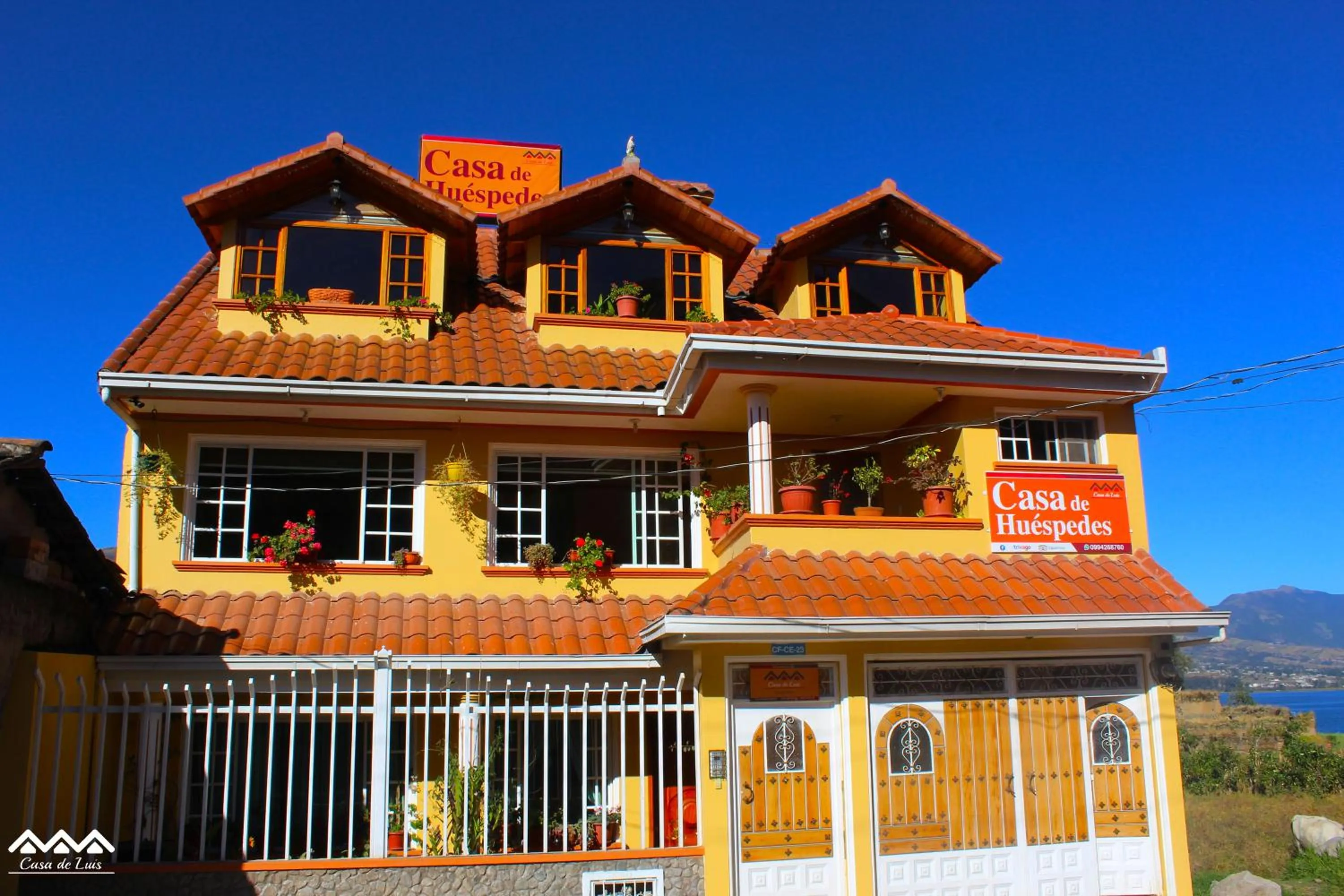 Facade/entrance in Casa de Luis