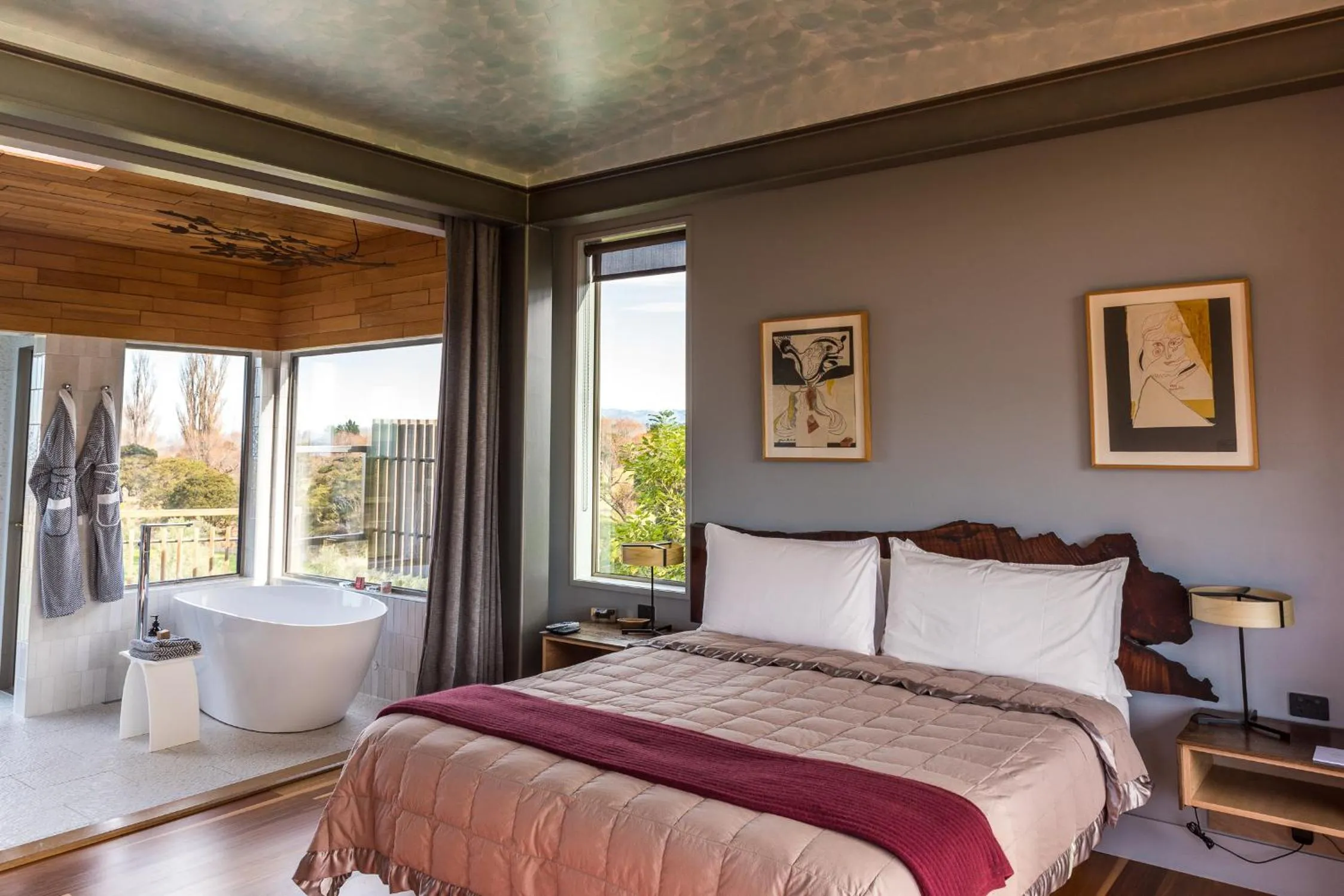 Bed in Hapuku Lodge & Tree Houses