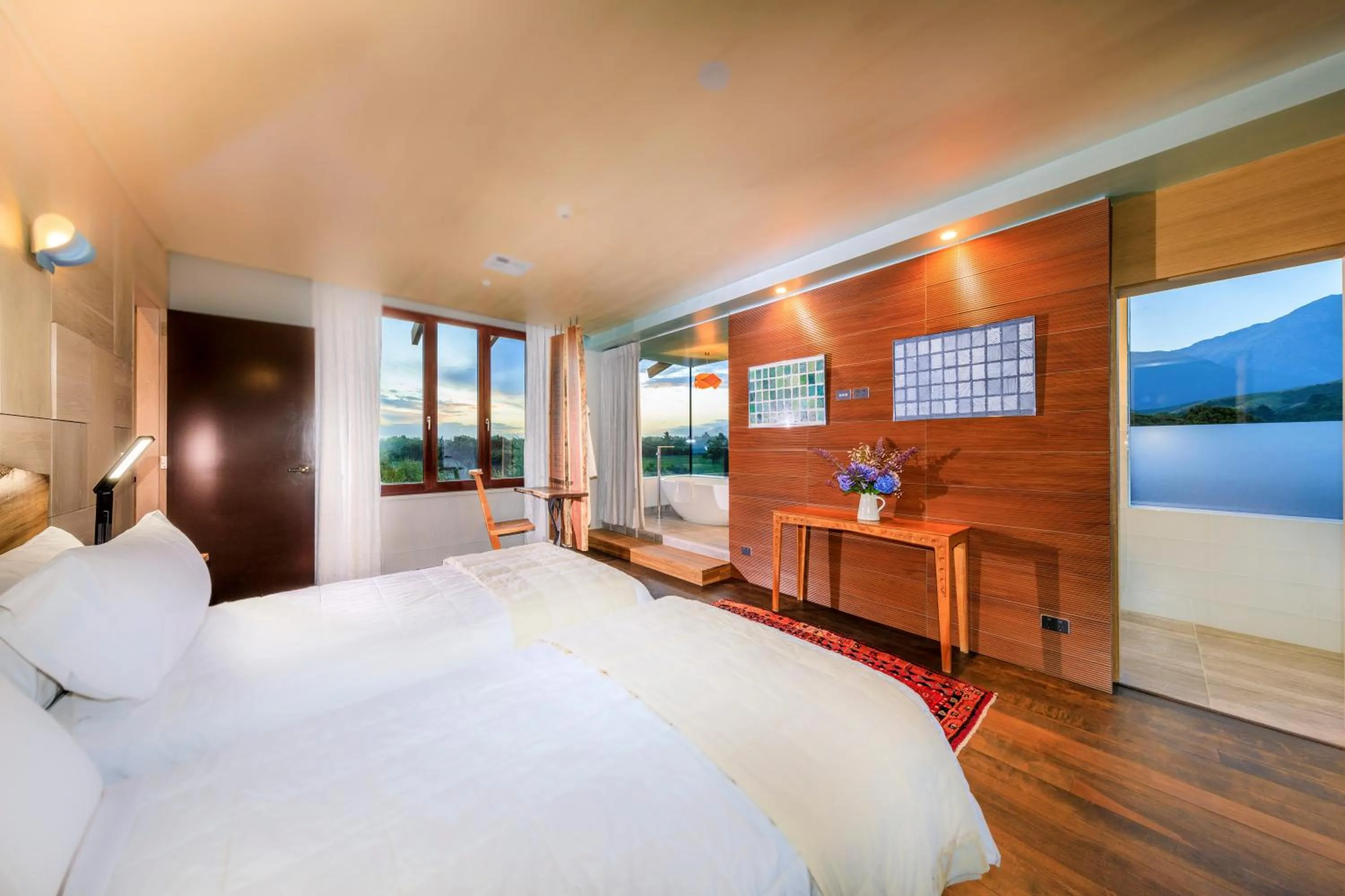 Bed in Hapuku Lodge & Tree Houses