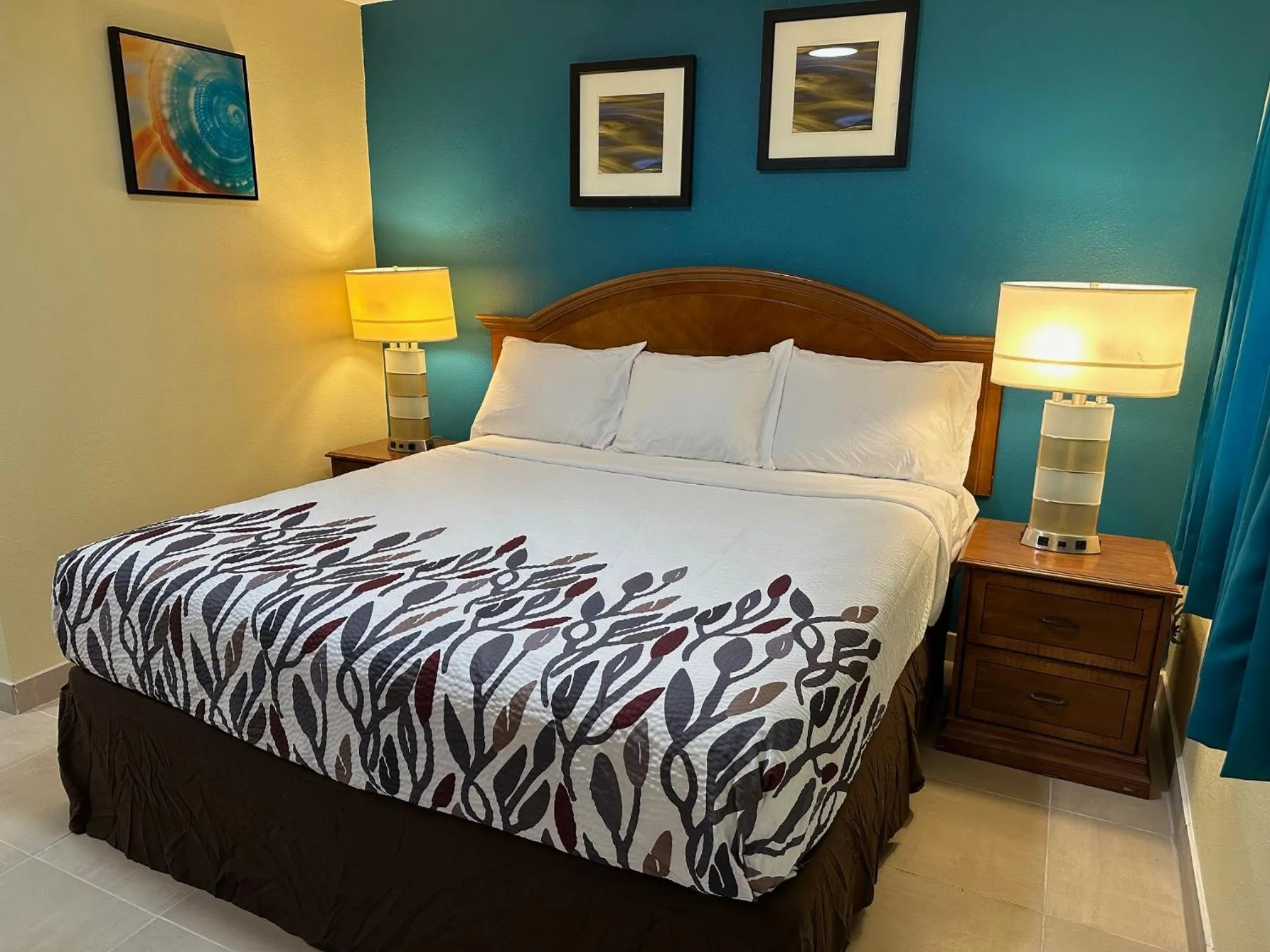 Deluxe King Room in Royal Inn