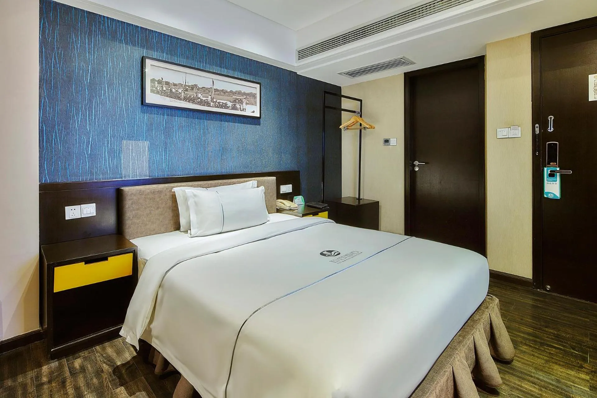 Bed in Insail Hotels -Huanshi Road Taojin Metro Station Guangzhou- Free shuttle bus for Canton Fair