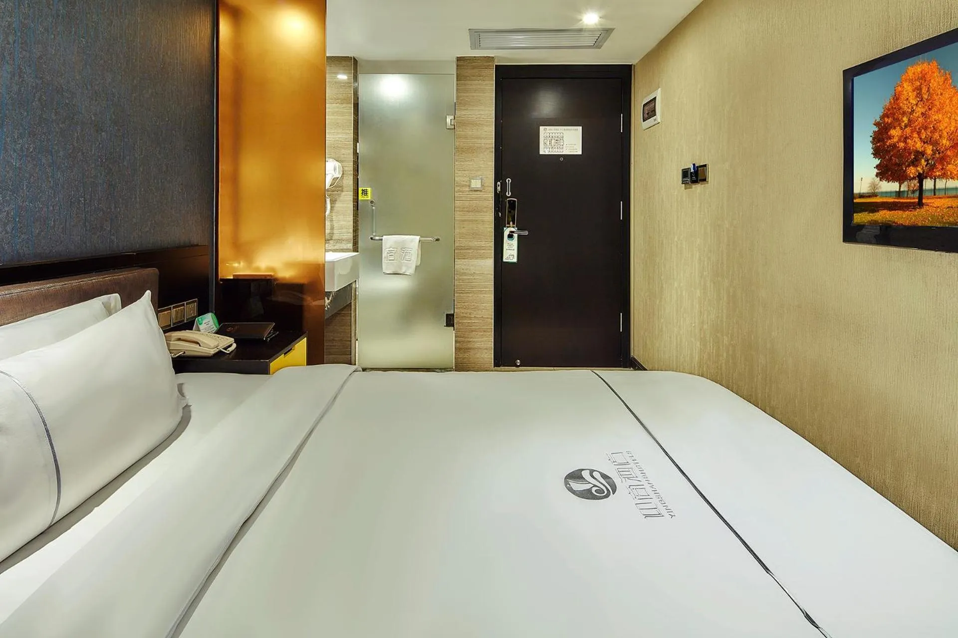 Bed in Insail Hotels -Huanshi Road Taojin Metro Station Guangzhou- Free shuttle bus for Canton Fair