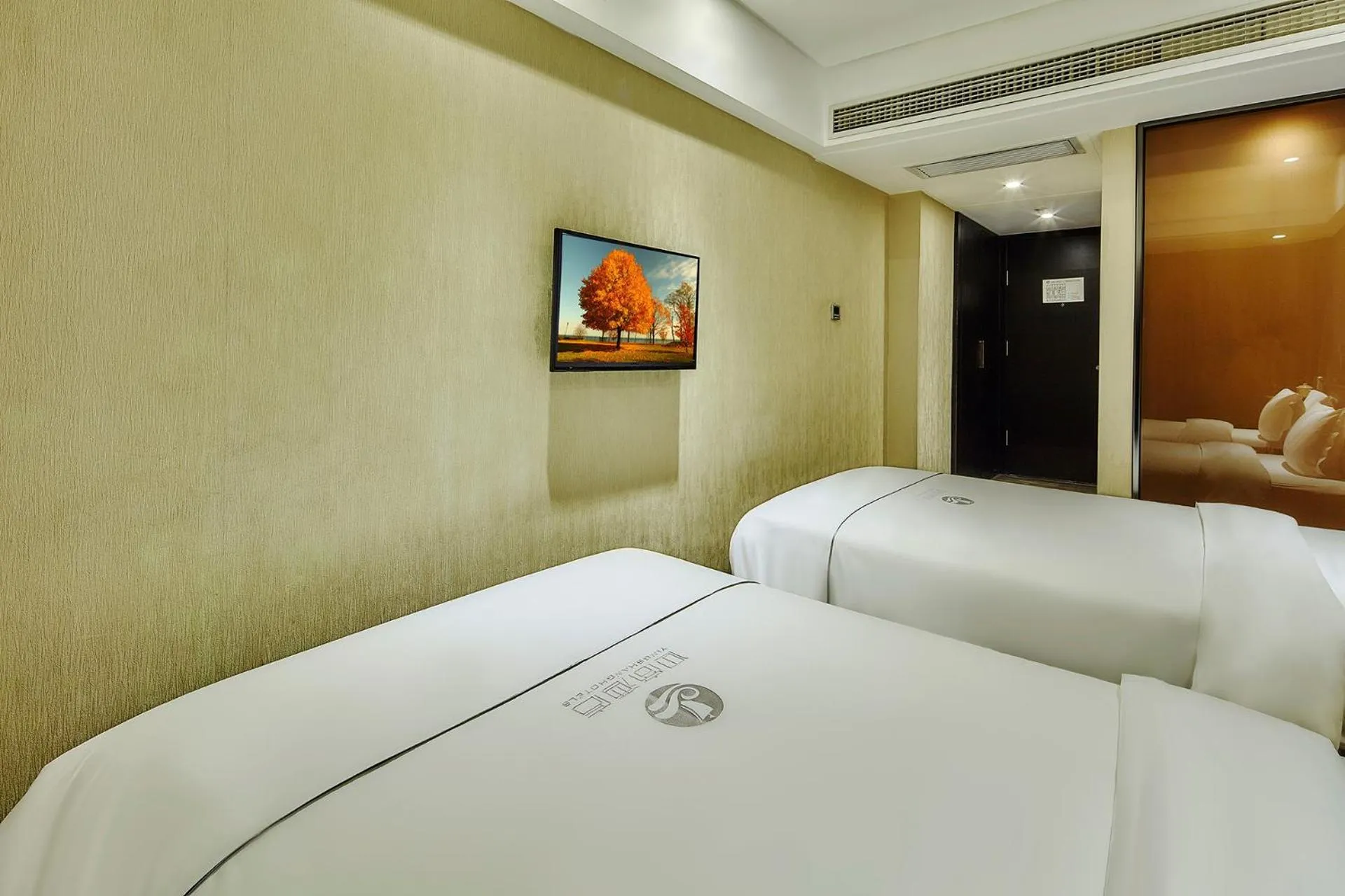 Bed in Insail Hotels -Huanshi Road Taojin Metro Station Guangzhou- Free shuttle bus for Canton Fair