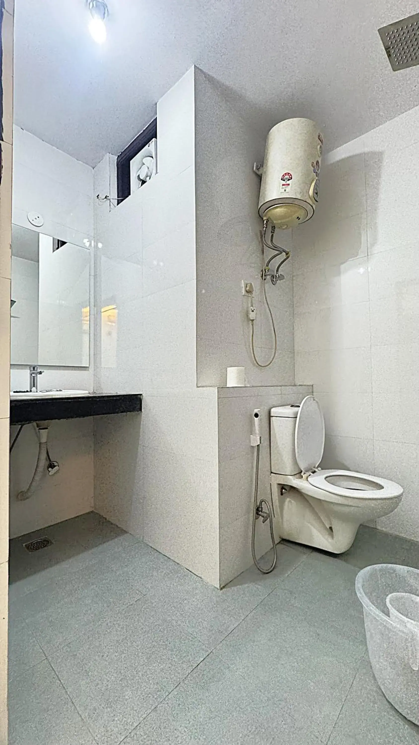 Toilet in Hotel Kundan Palace Toilet in Hotel Kundan Palace