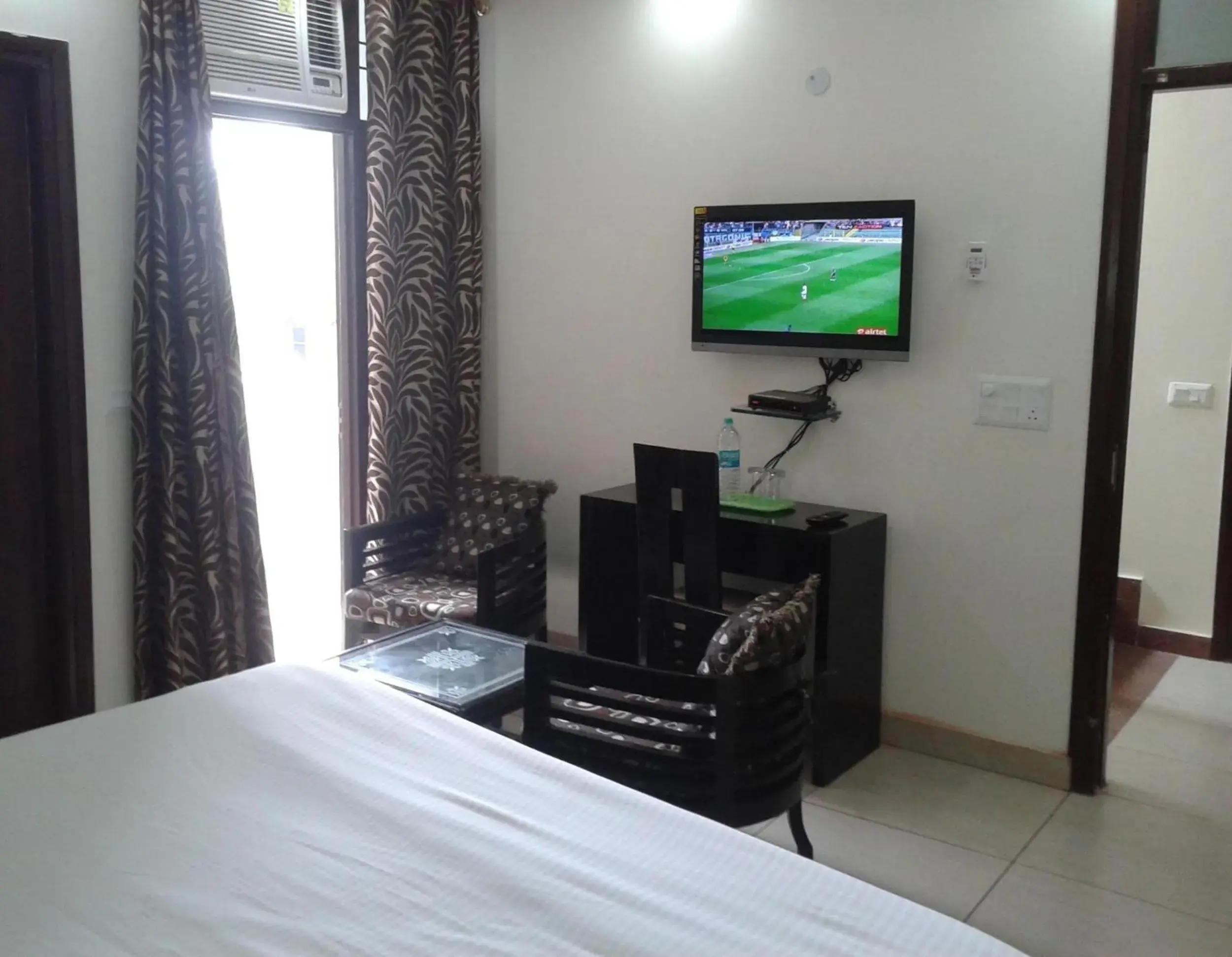 Bed, TV/Entertainment Center in Hotel Kundan Palace
