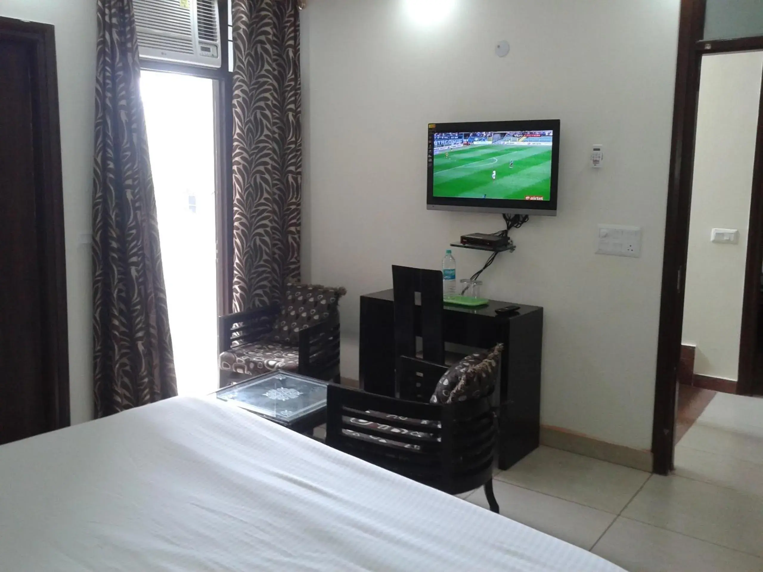 TV and multimedia, TV/Entertainment Center in Hotel Kundan Palace