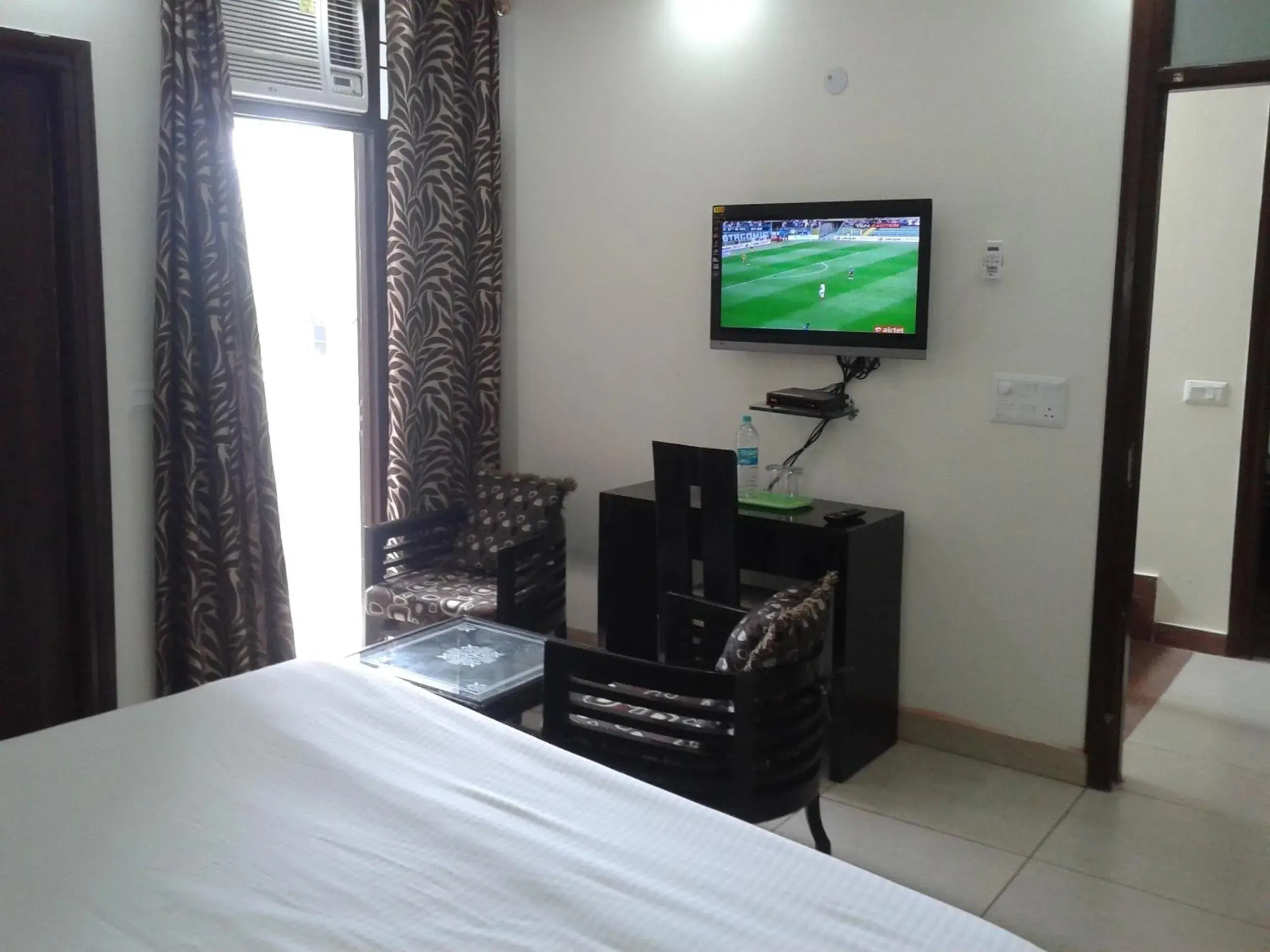 Bed, TV/Entertainment Center in Hotel Kundan Palace