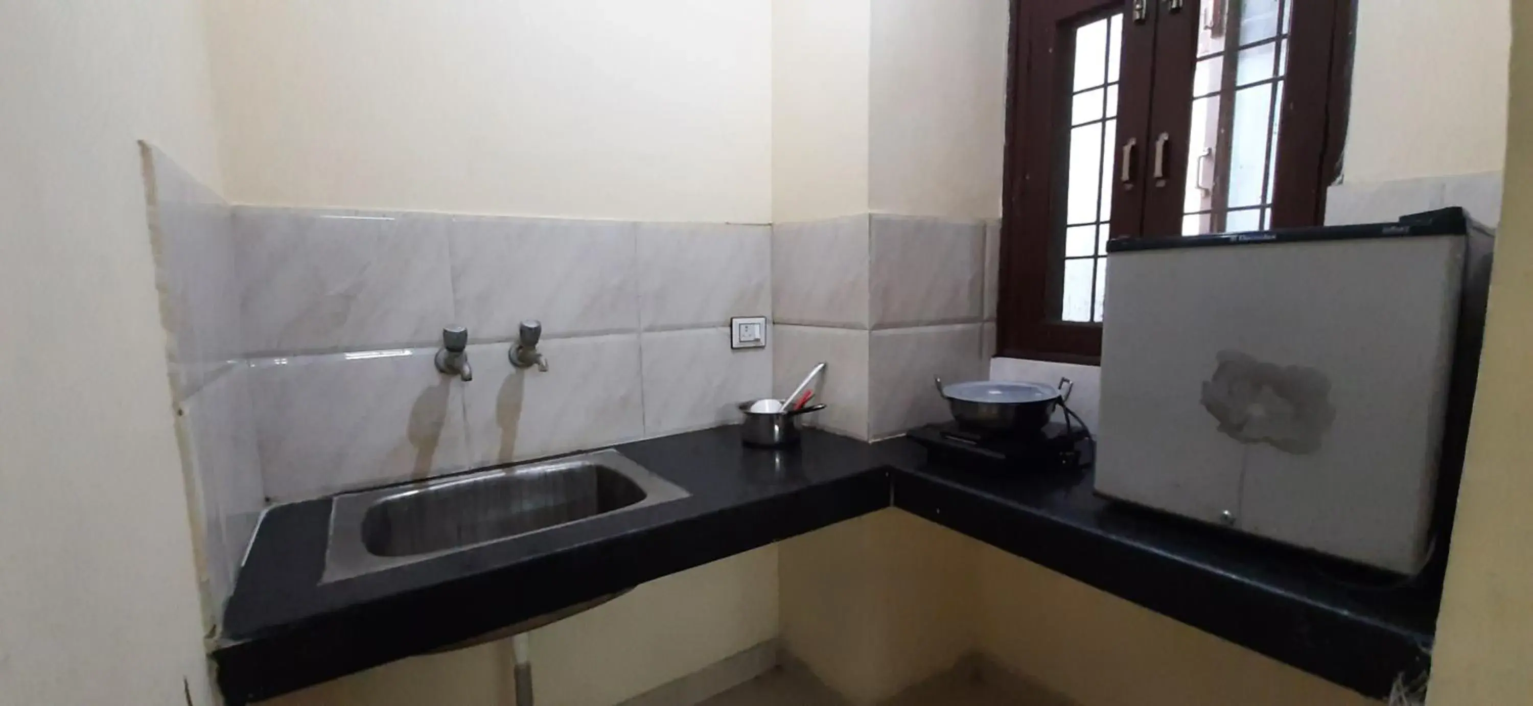 Kitchen or kitchenette, Bathroom in Hotel Kundan Palace