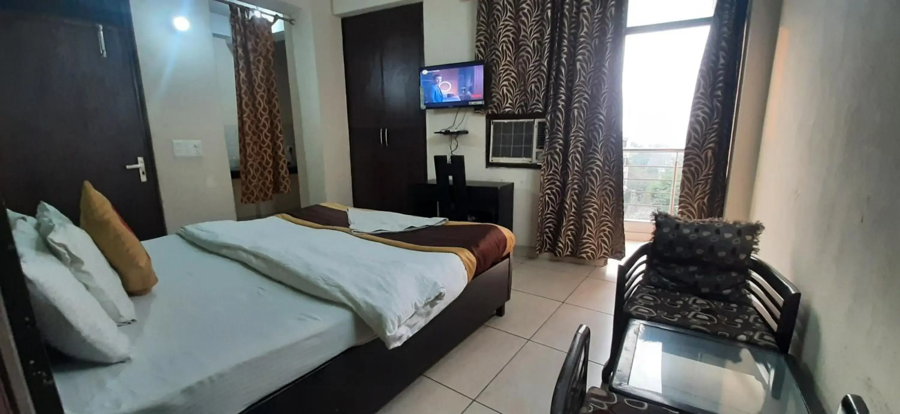 Photo of the whole room, TV/Entertainment Center in Hotel Kundan Palace