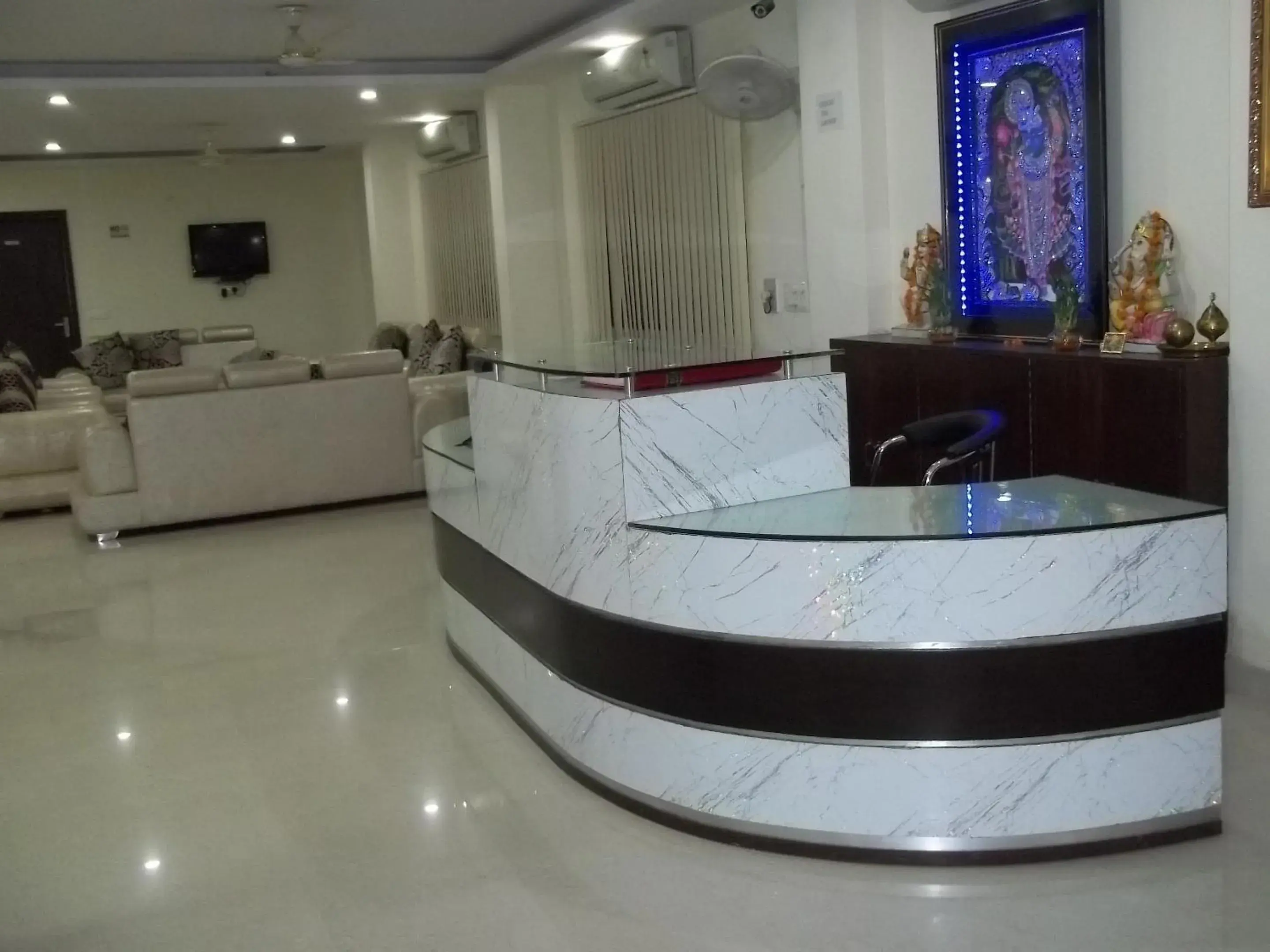 Lobby or reception, Bathroom in Hotel Kundan Palace