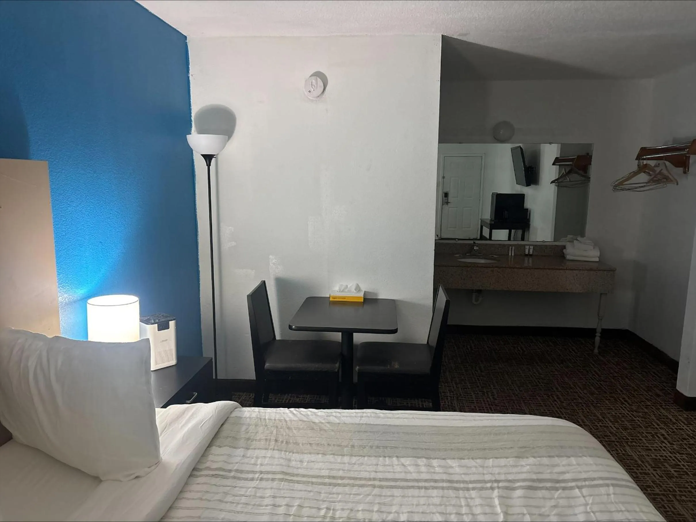 Bed in America's Best Value Inn