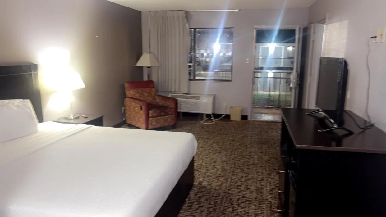 Bed in America's Best Value Inn