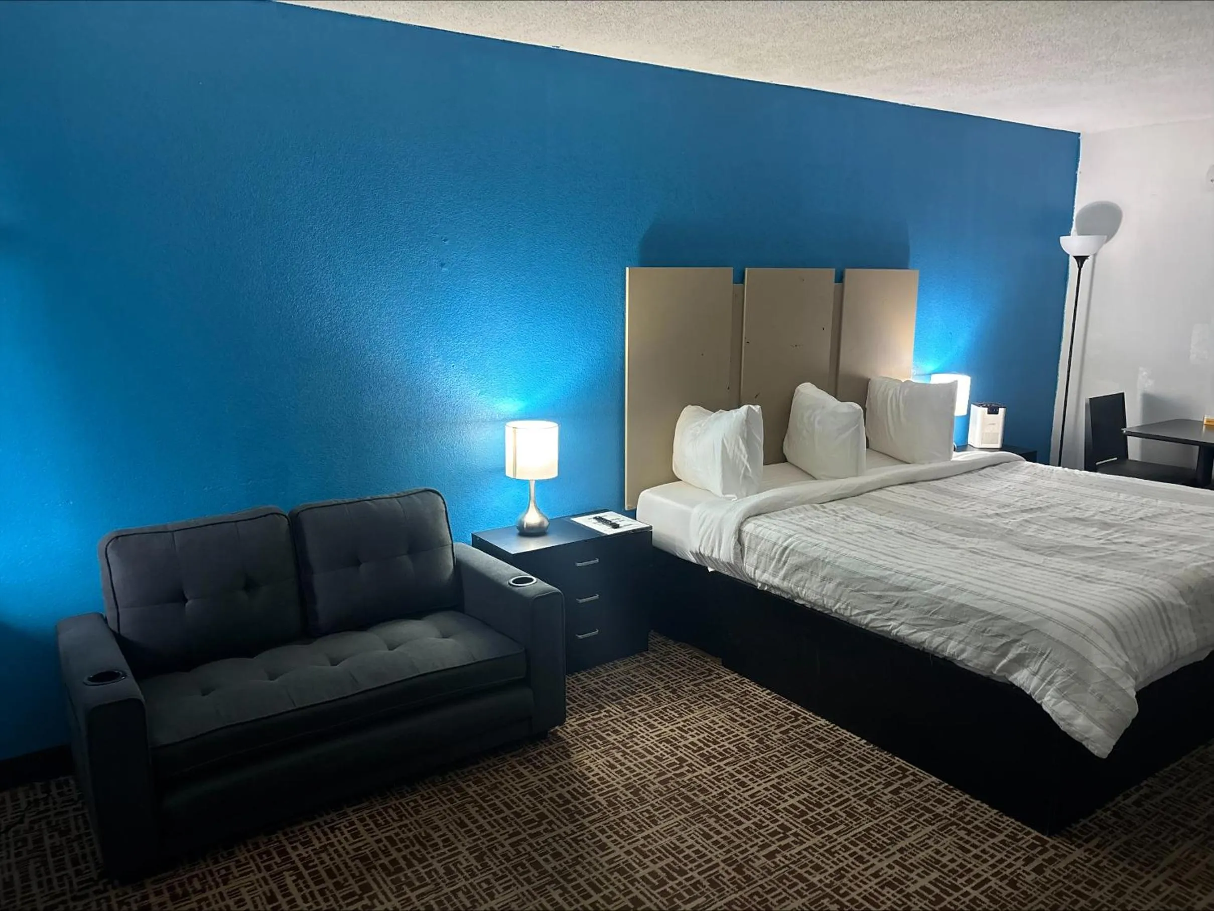 Bed in America's Best Value Inn