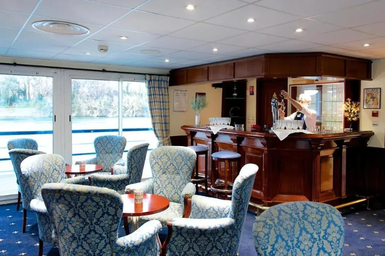 Lounge or bar in Bateau Hotel à quai Le Chardonnay Lounge or bar in Bateau Hotel à quai Le Chardonnay