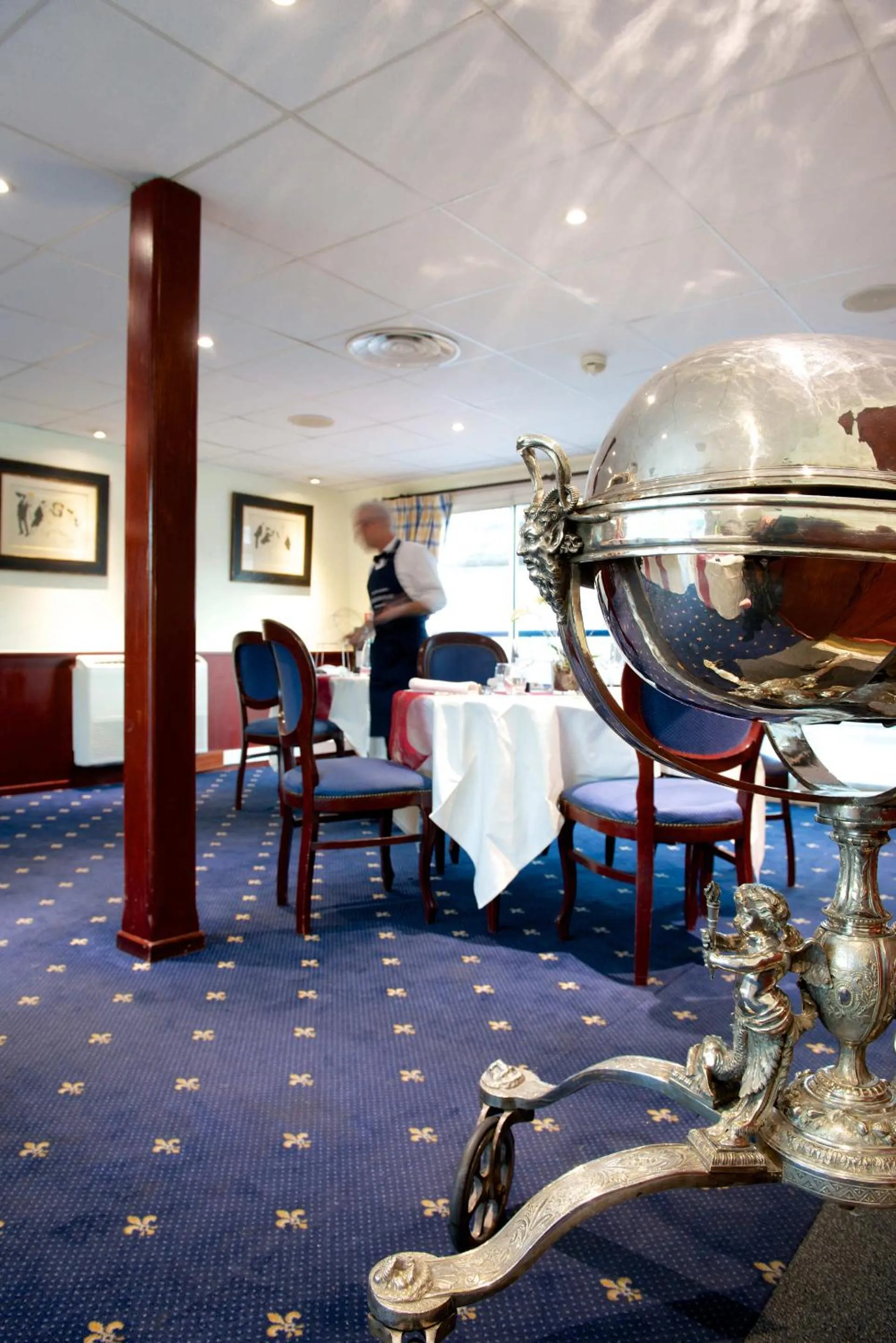 Dining area in Bateau Hotel à quai Le Chardonnay