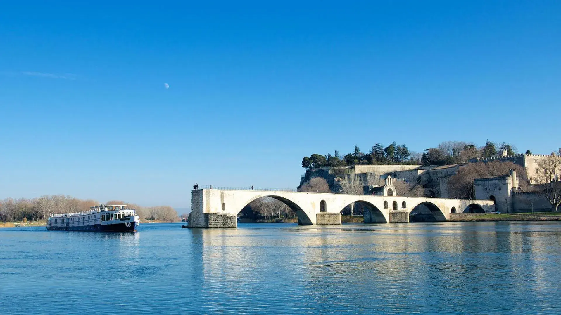 Property building in Bateau Hotel à quai Le Chardonnay Property building in Bateau Hotel à quai Le Chardonnay