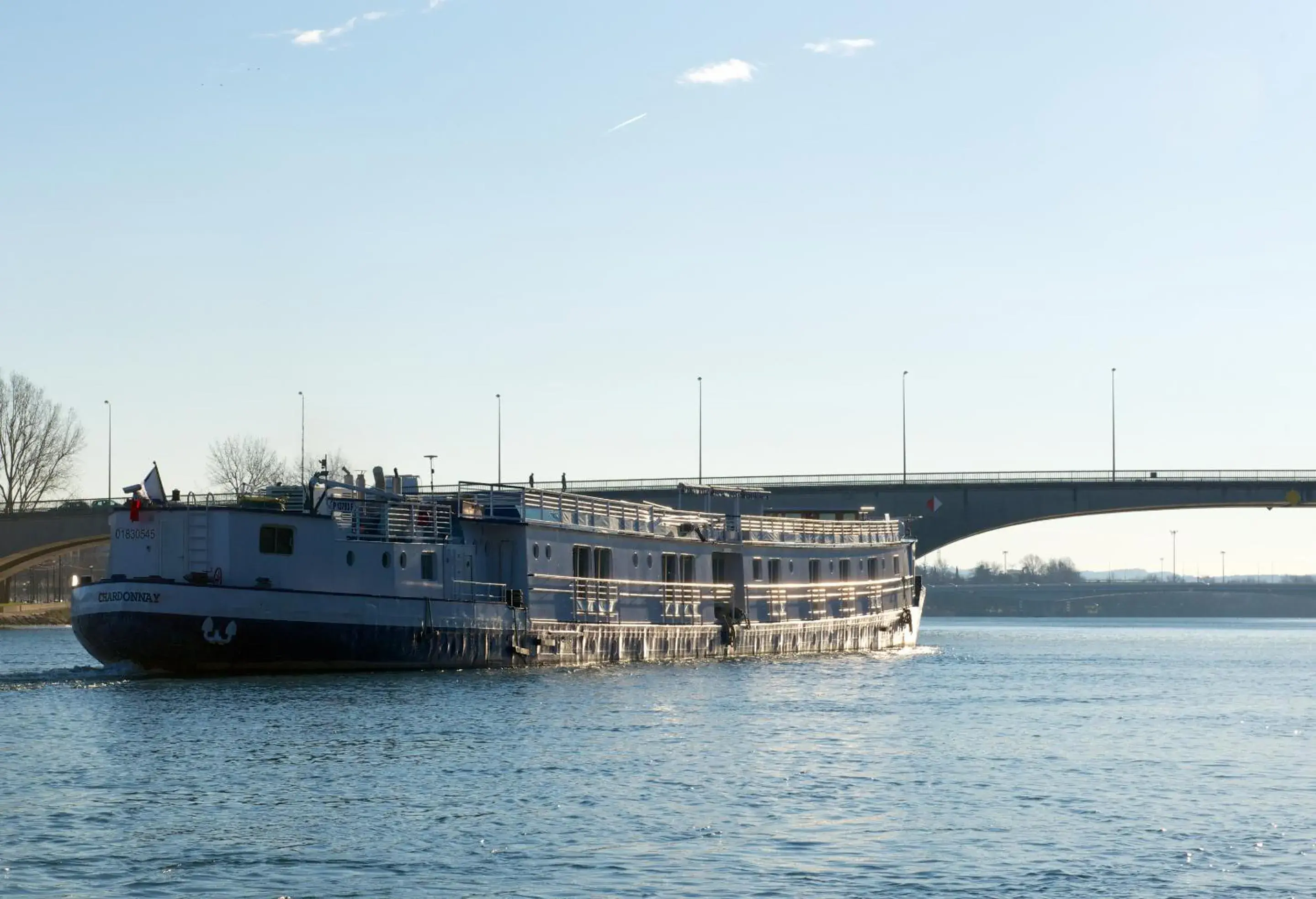 Property building in Bateau Hotel à quai Le Chardonnay Property building in Bateau Hotel à quai Le Chardonnay