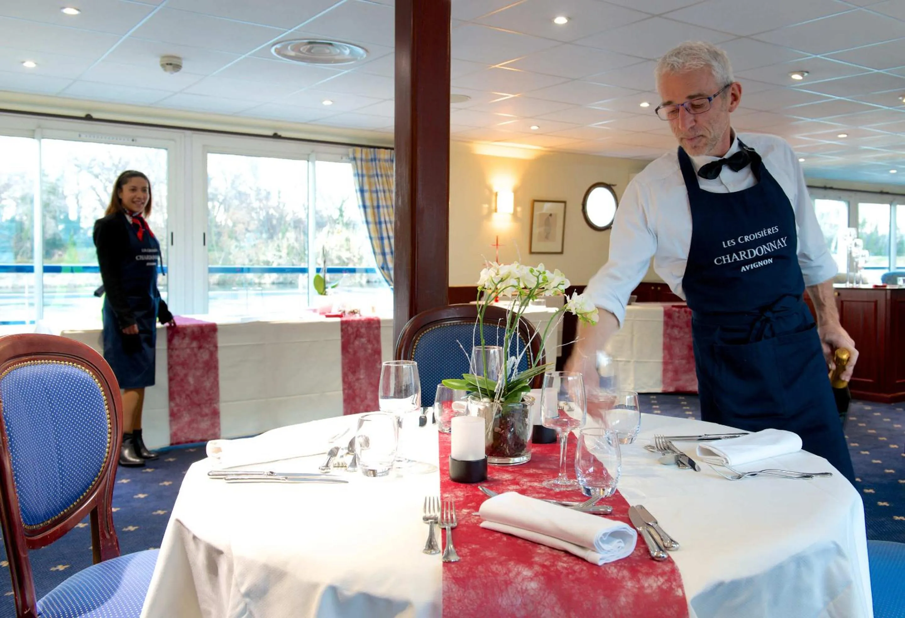 Dining area in Bateau Hotel à quai Le Chardonnay