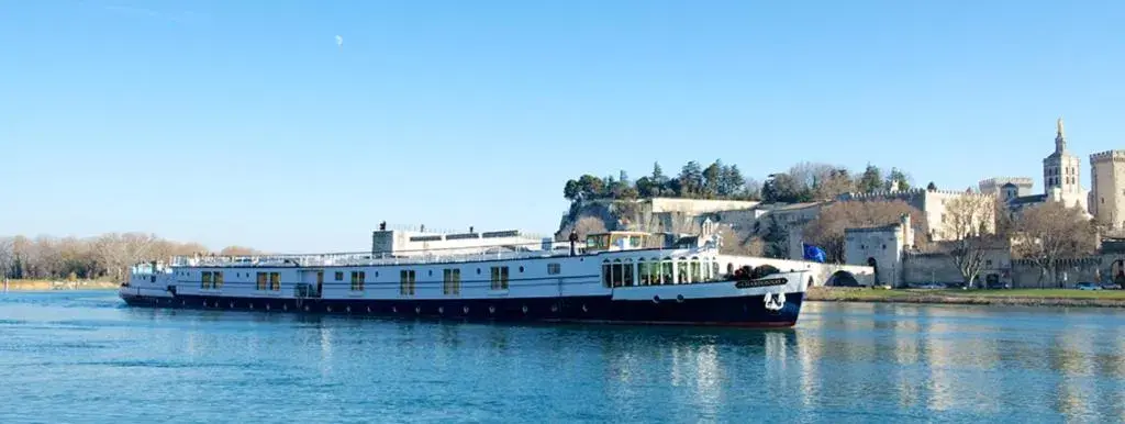 Property building in Bateau Hotel à quai Le Chardonnay Property building in Bateau Hotel à quai Le Chardonnay