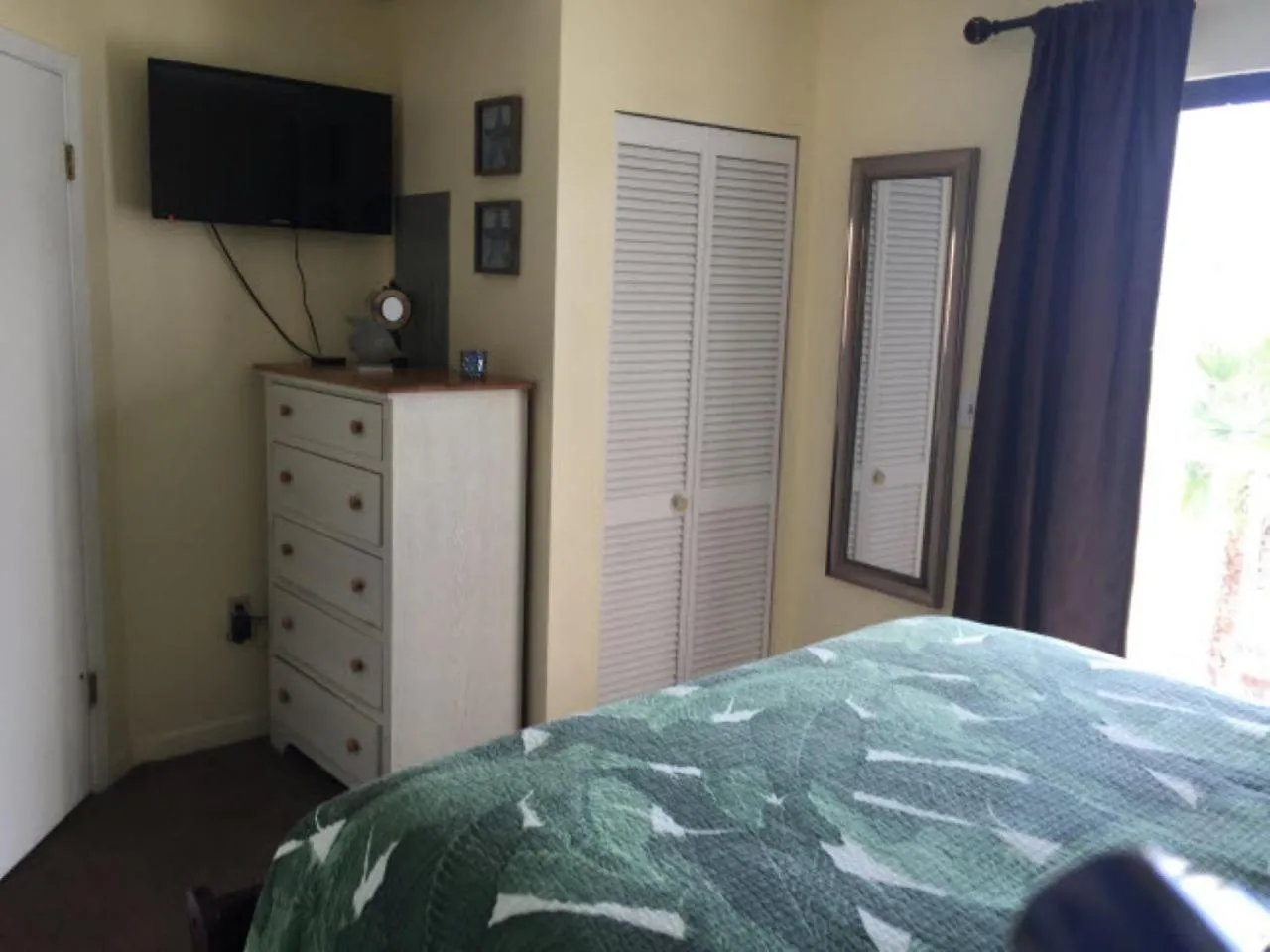 Bed in Beach Place Seconds to Beach 23