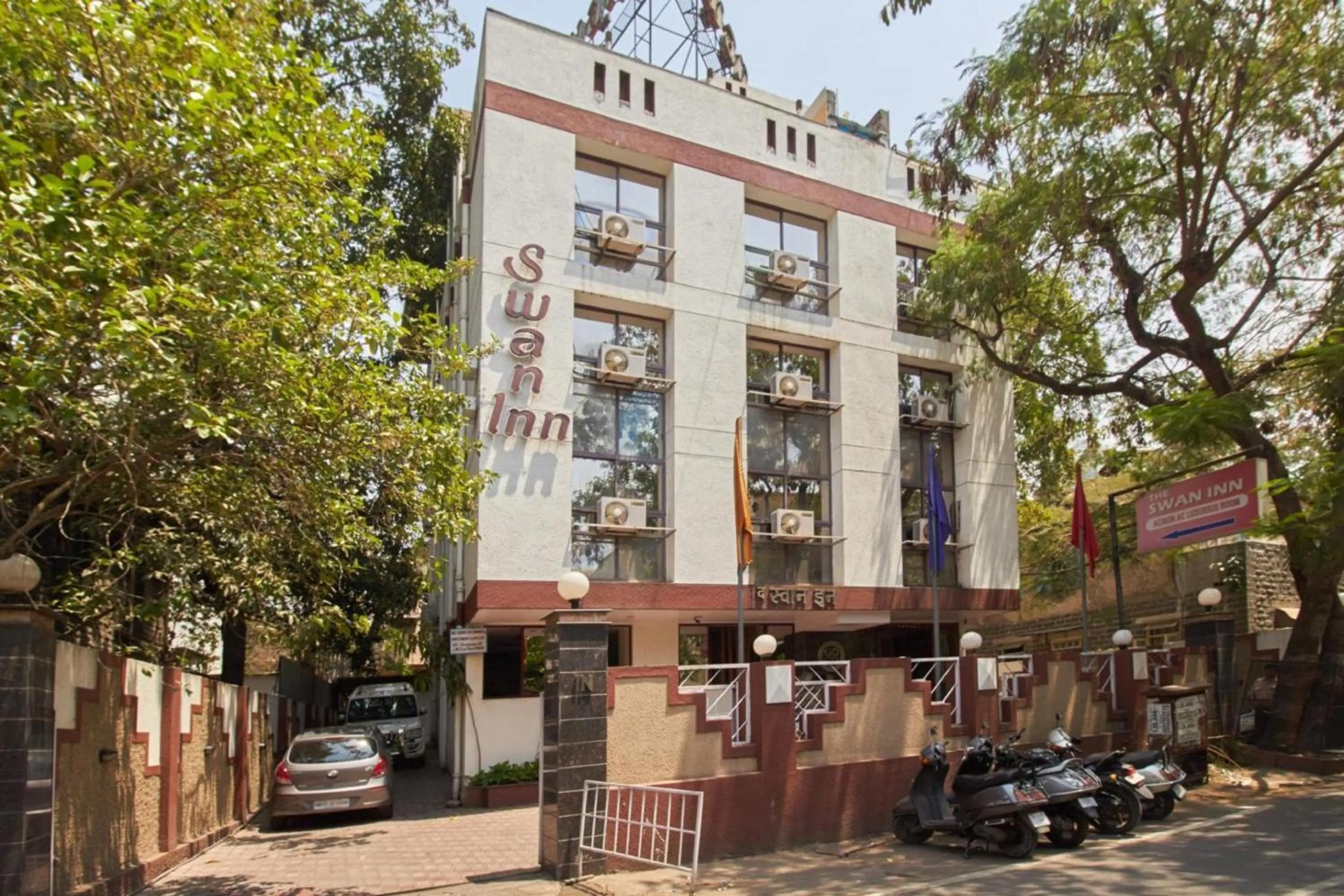 Facade/entrance in Hotel Swan Inn