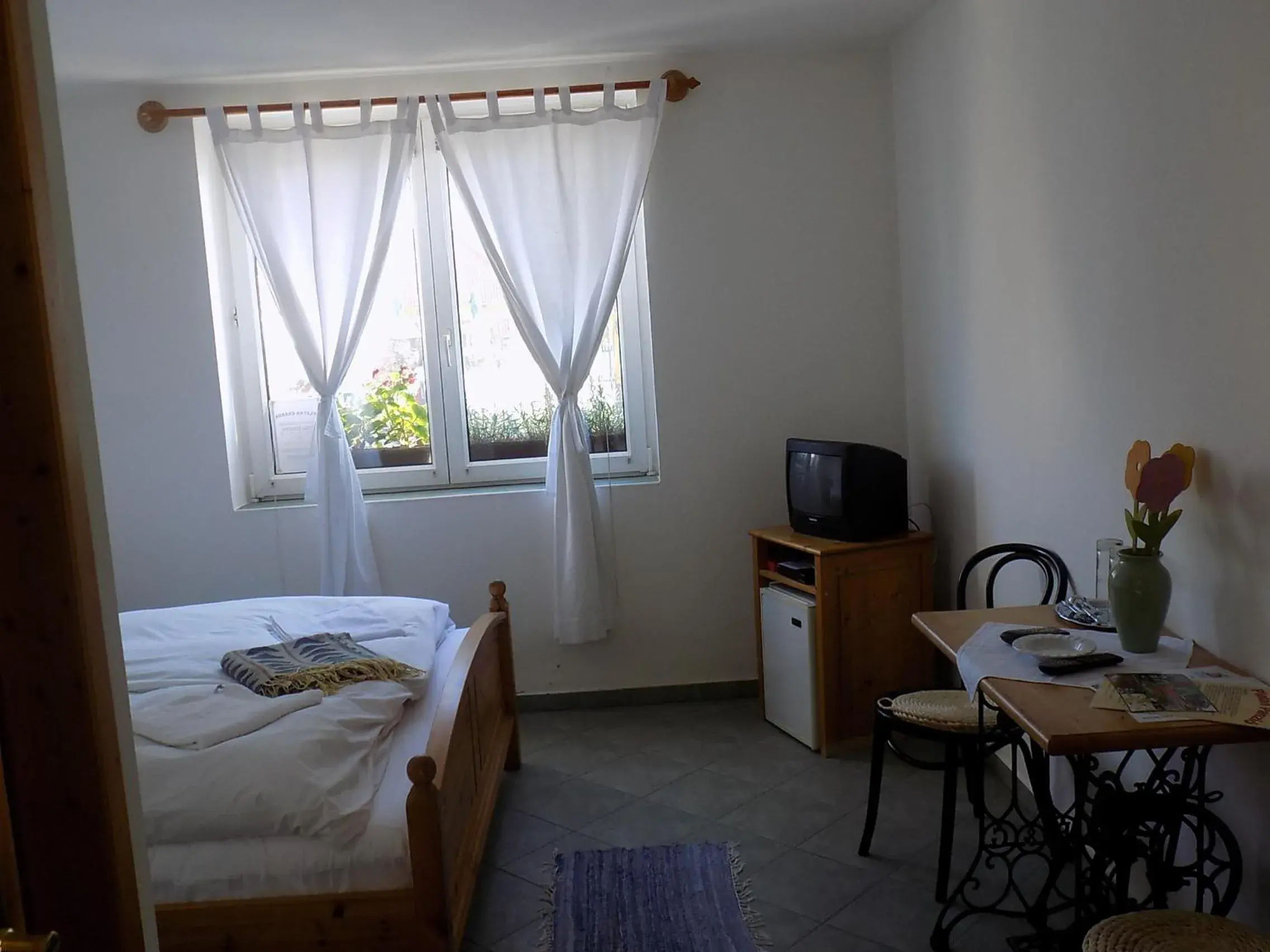 Double Room with Private Bathroom - single occupancy in Platán Panzió Double Room with Private Bathroom - single occupancy in Platán Panzió