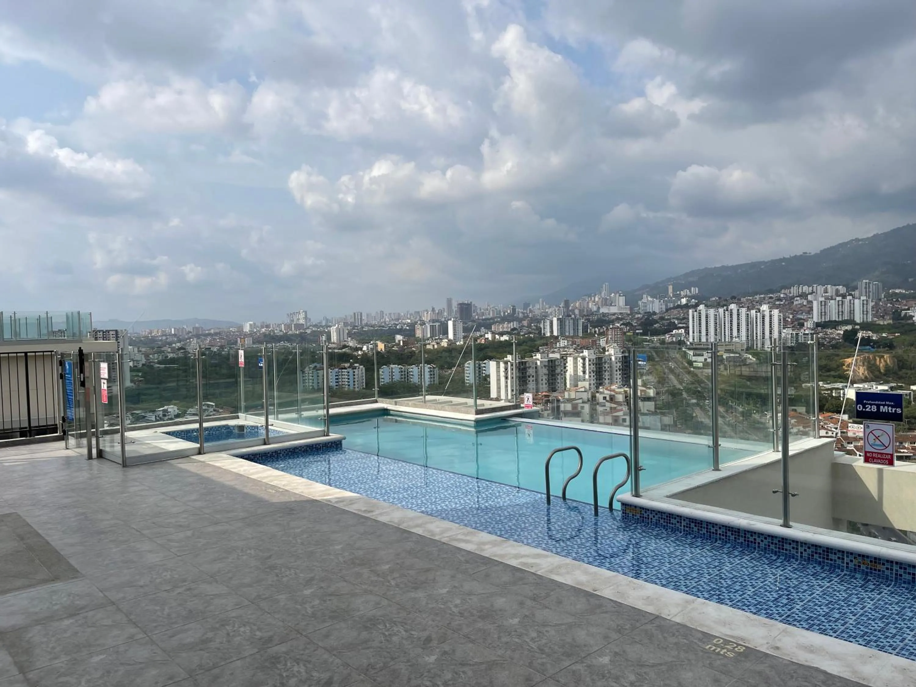 Pool view in Acogedor apartamento cerca de clínica en F/blanca