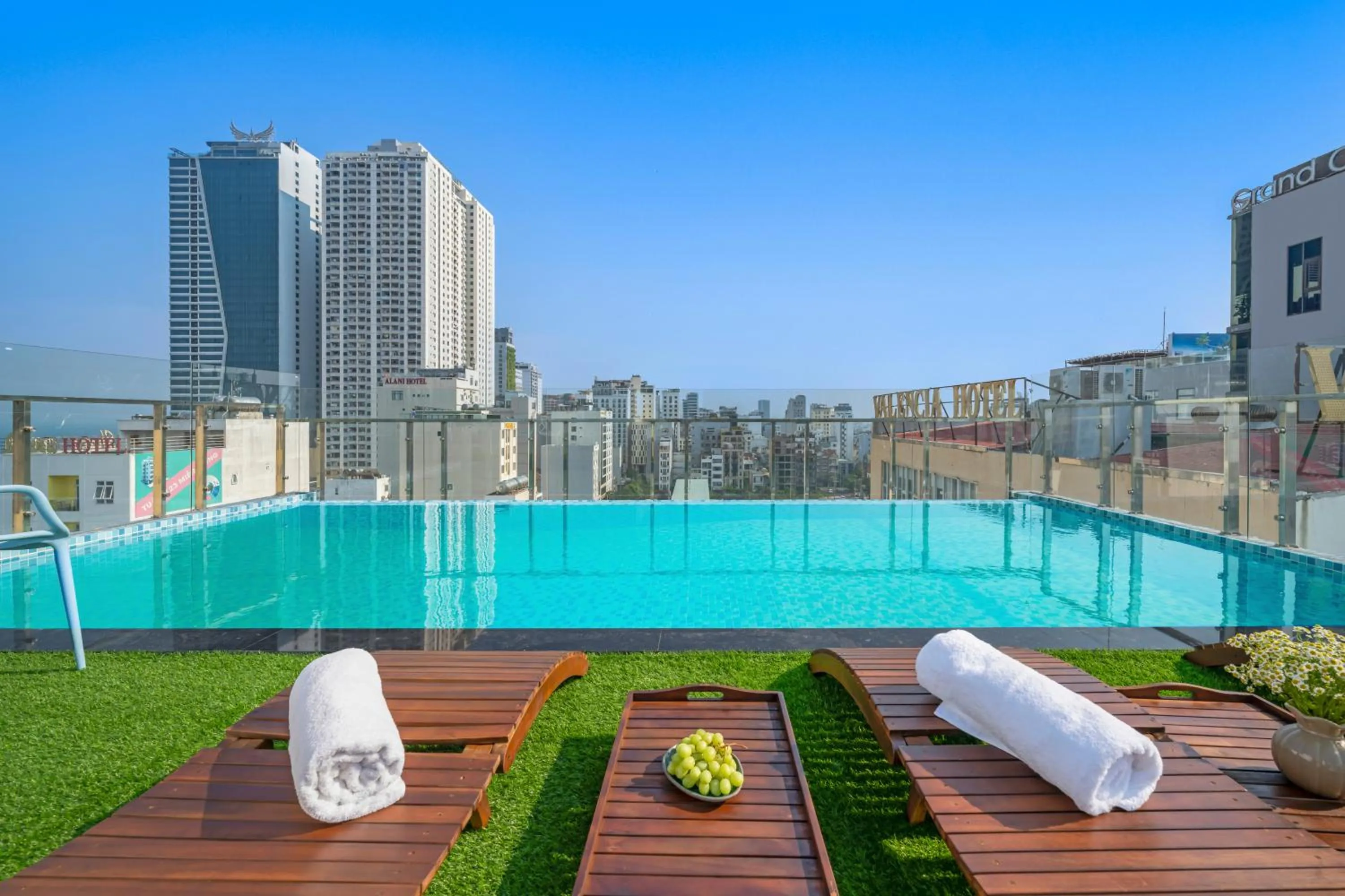 Pool view in Sea Near Me Hotel Danang